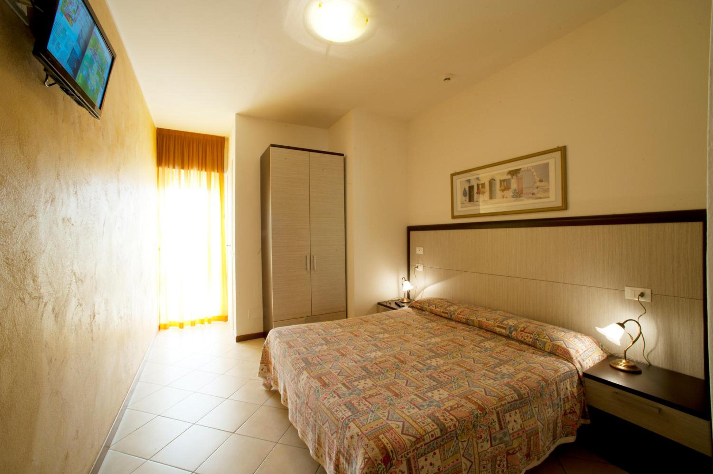 Classic Double Room with Balcony - Photo 3