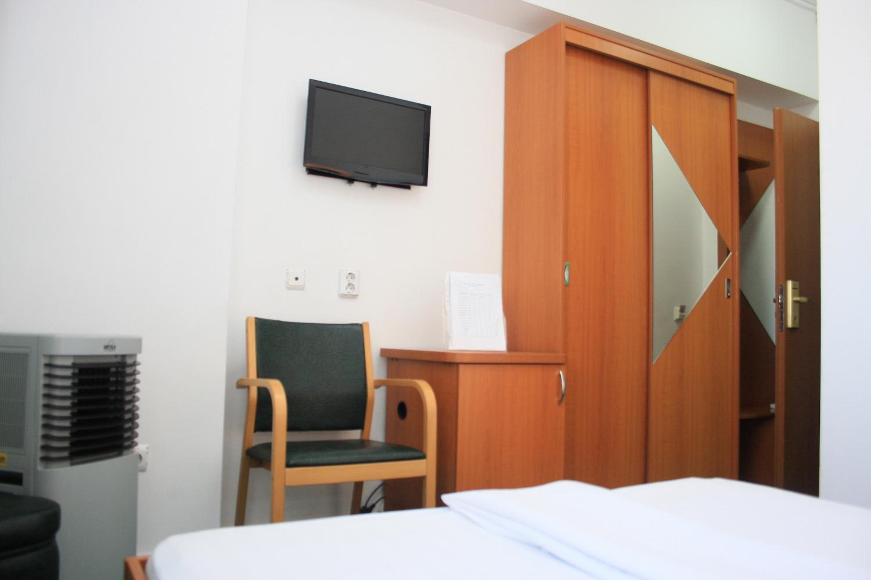 Standard Twin Room - Photo 5