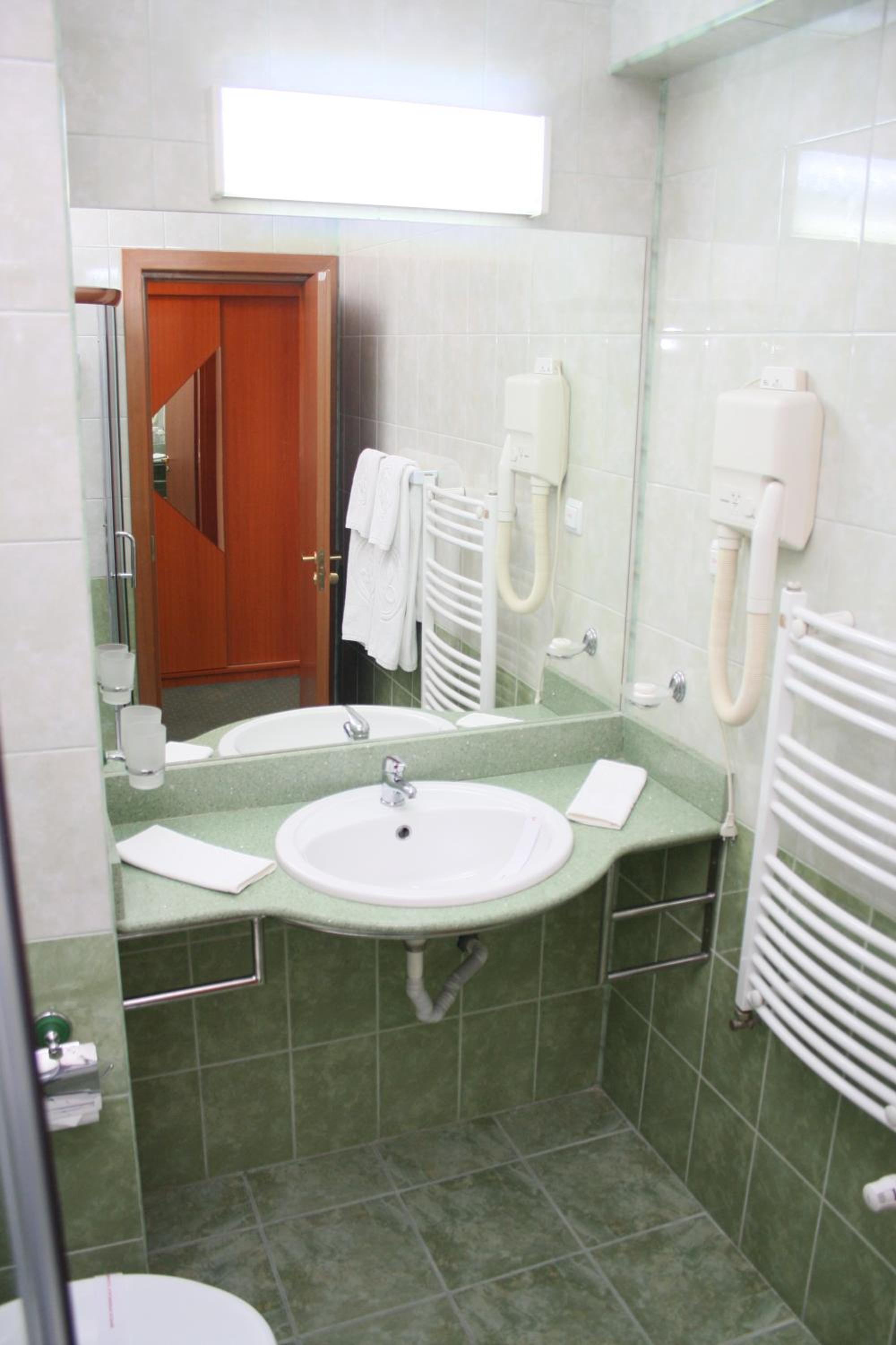 Standard Twin Room - Photo 6