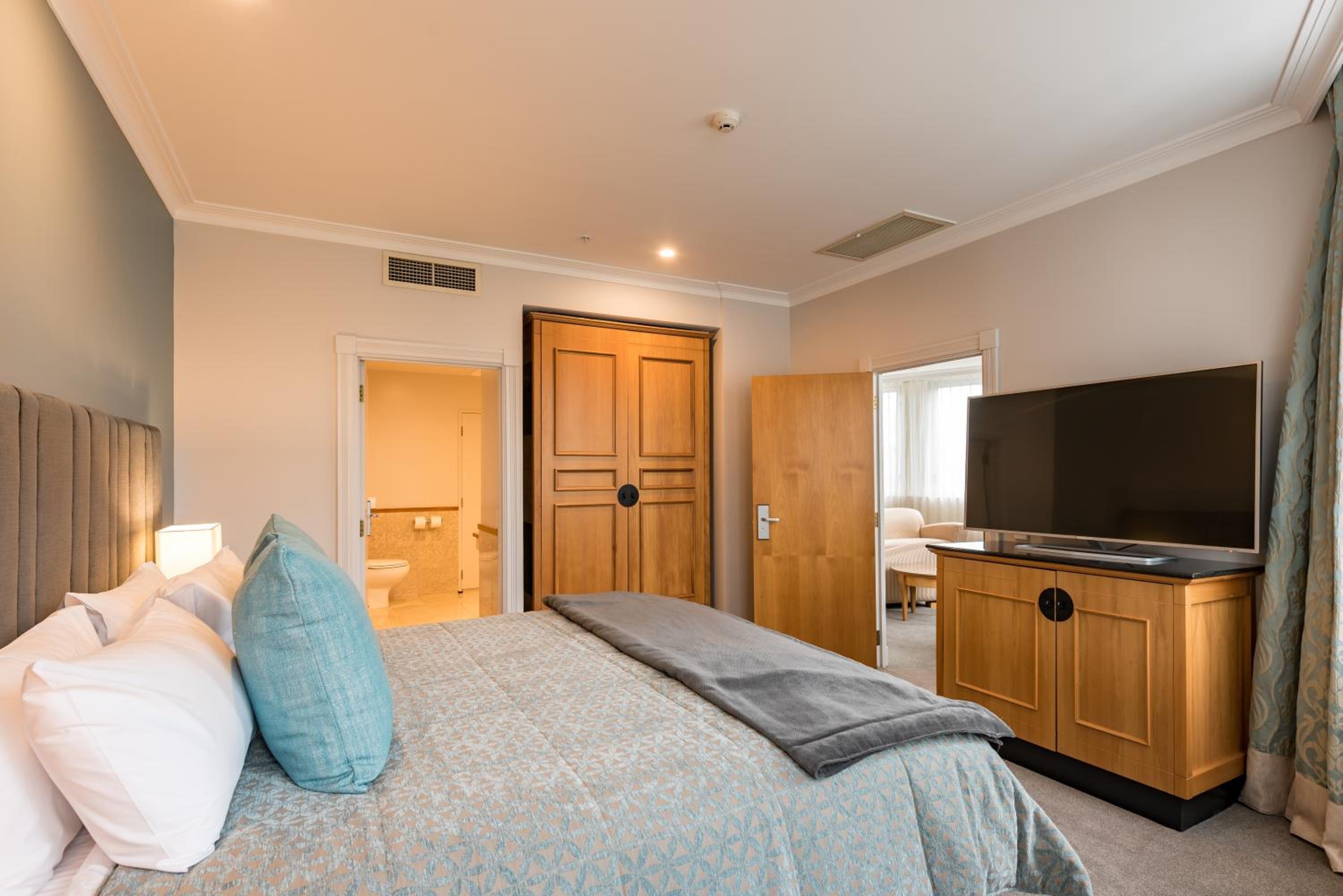 Classic One-Bedroom Suite thumbnail 5