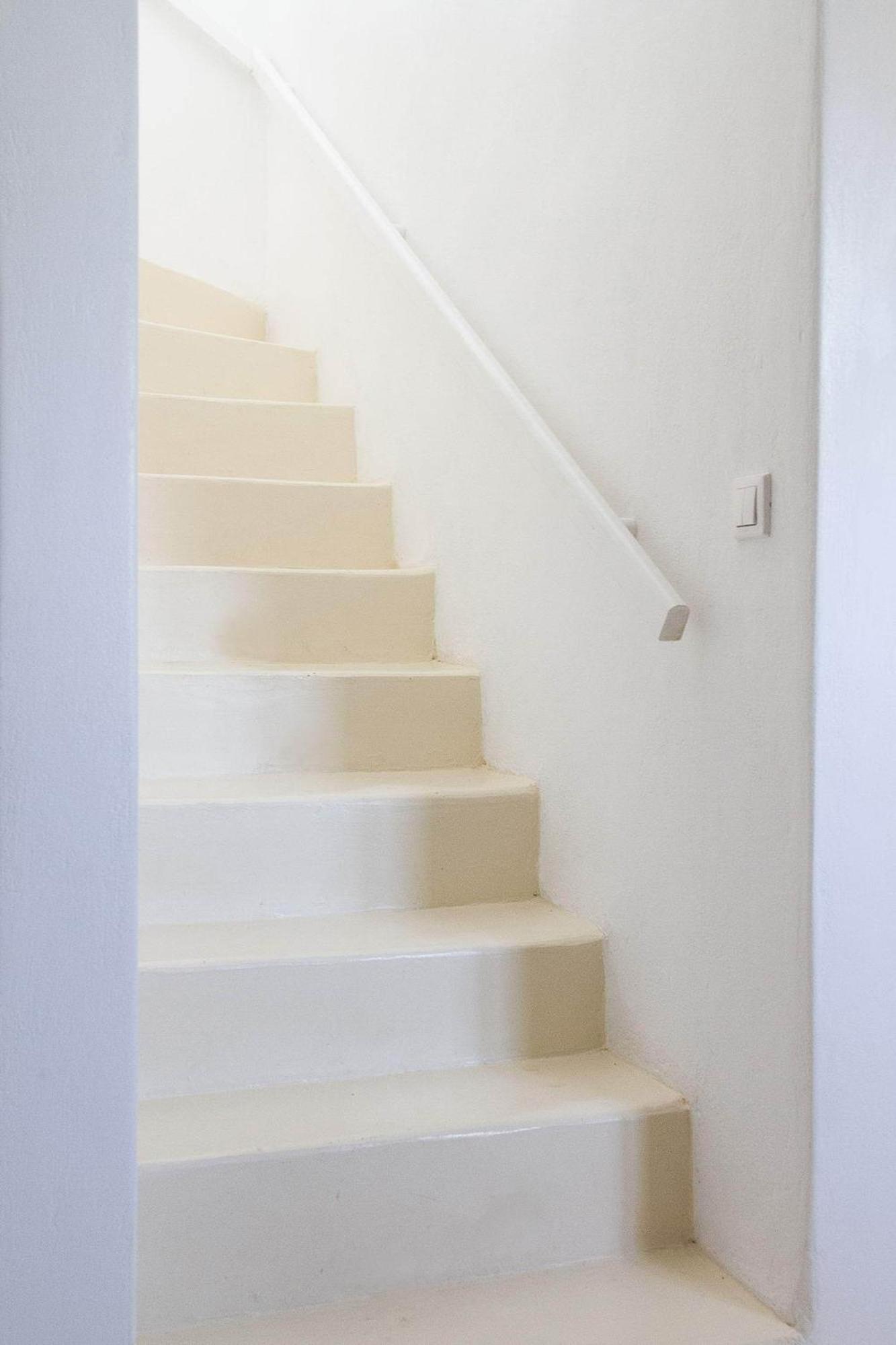 White Katikia Two-Bedroom Apartment - Split Level - Photo 9