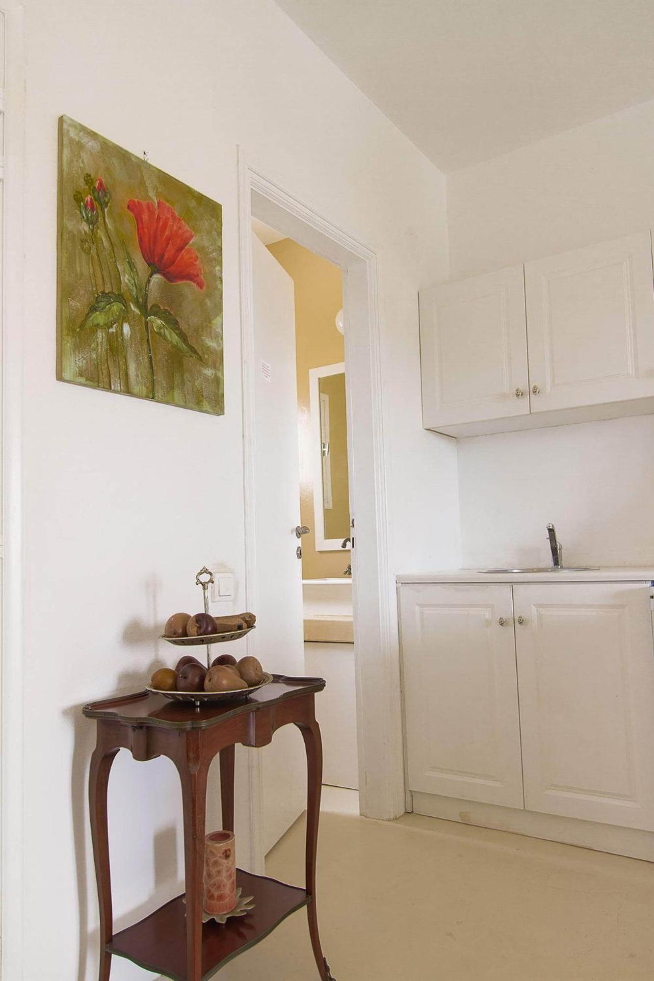 White Katikia Two-Bedroom Apartment - Split Level - Photo 11