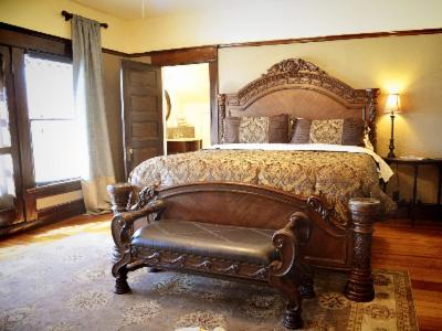 King Suite with Balcony - Photo 5