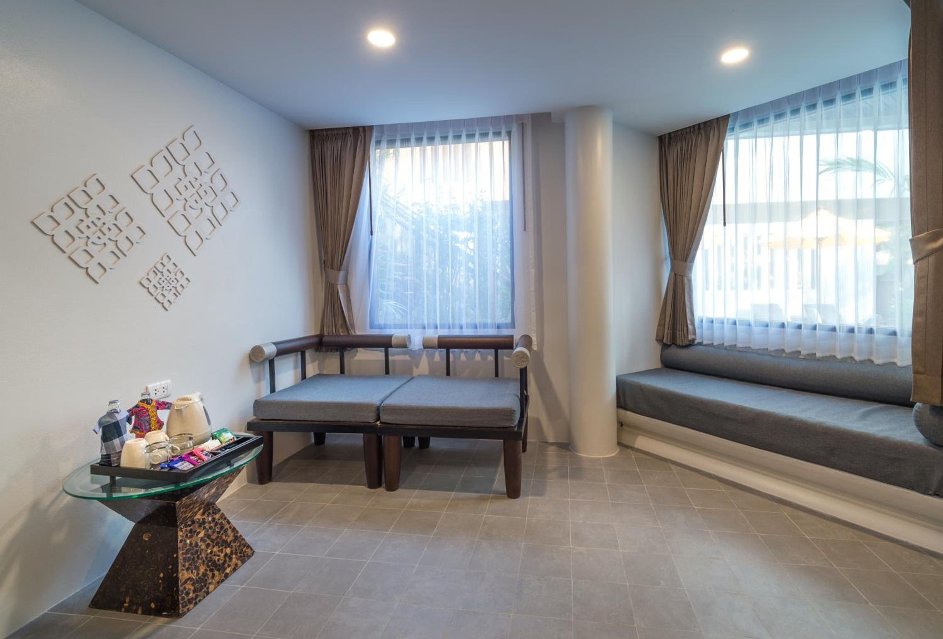 Deluxe Double Room with Pool Access - Photo 6