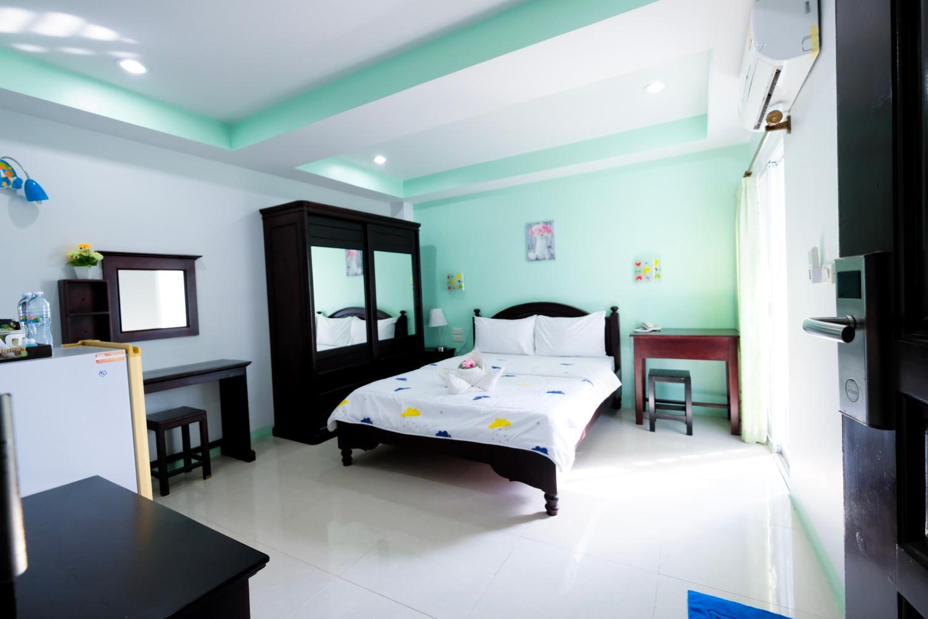 Standard Queen Room - Photo 7