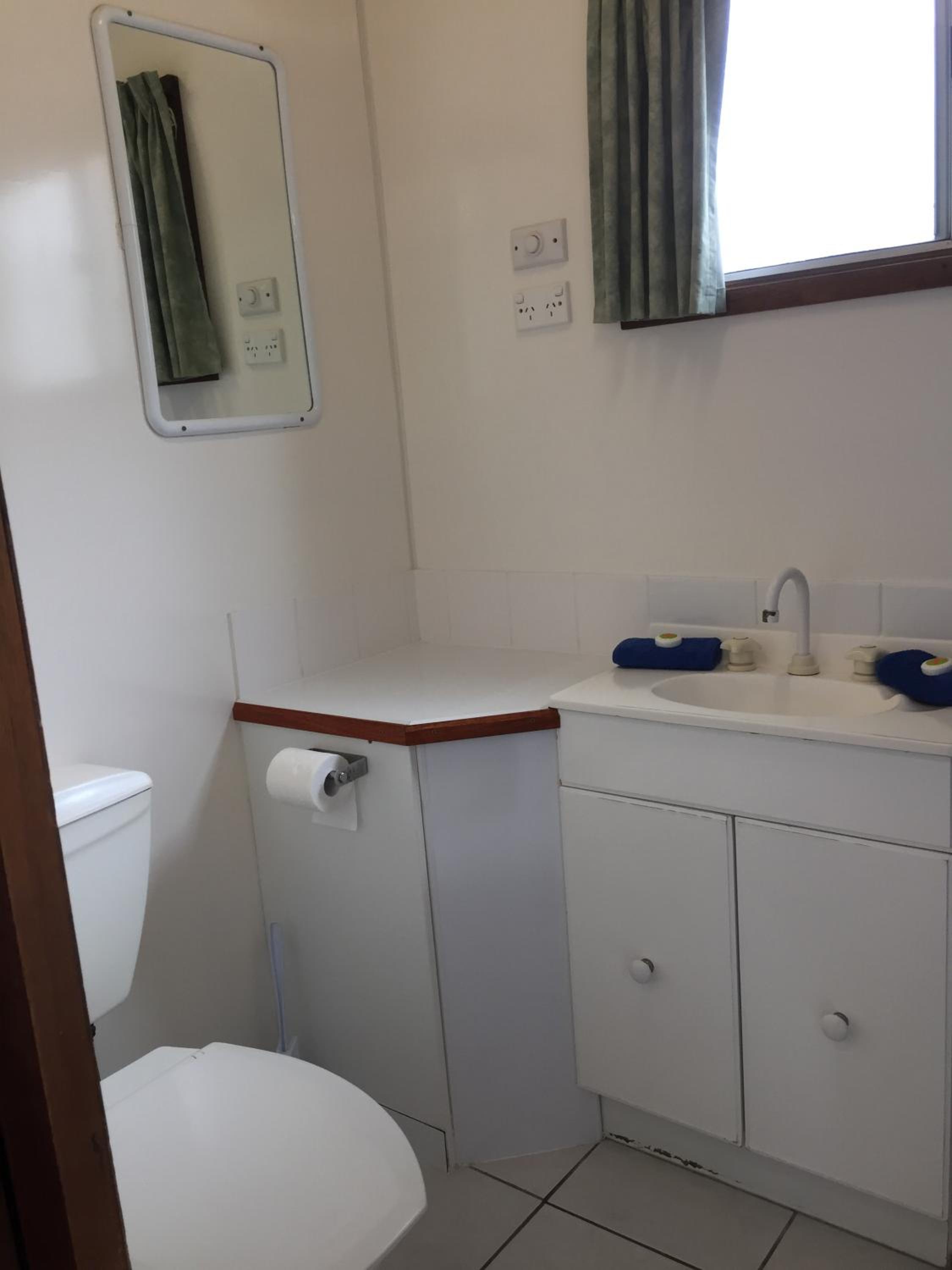 Budget Double Room - Photo 6