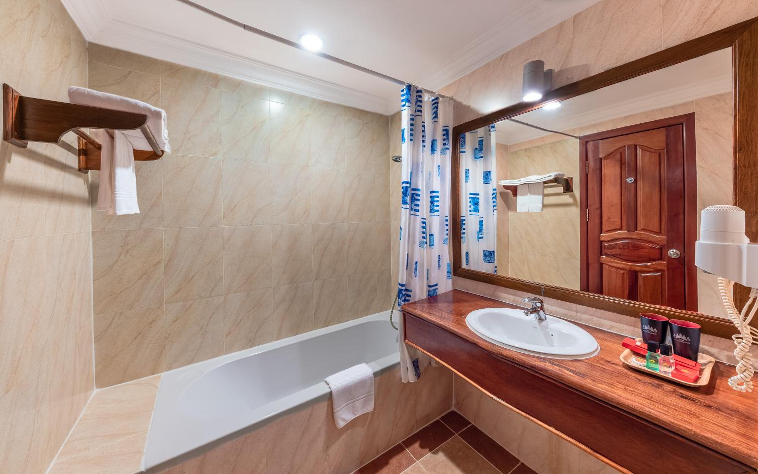 Deluxe King Room - Photo 7