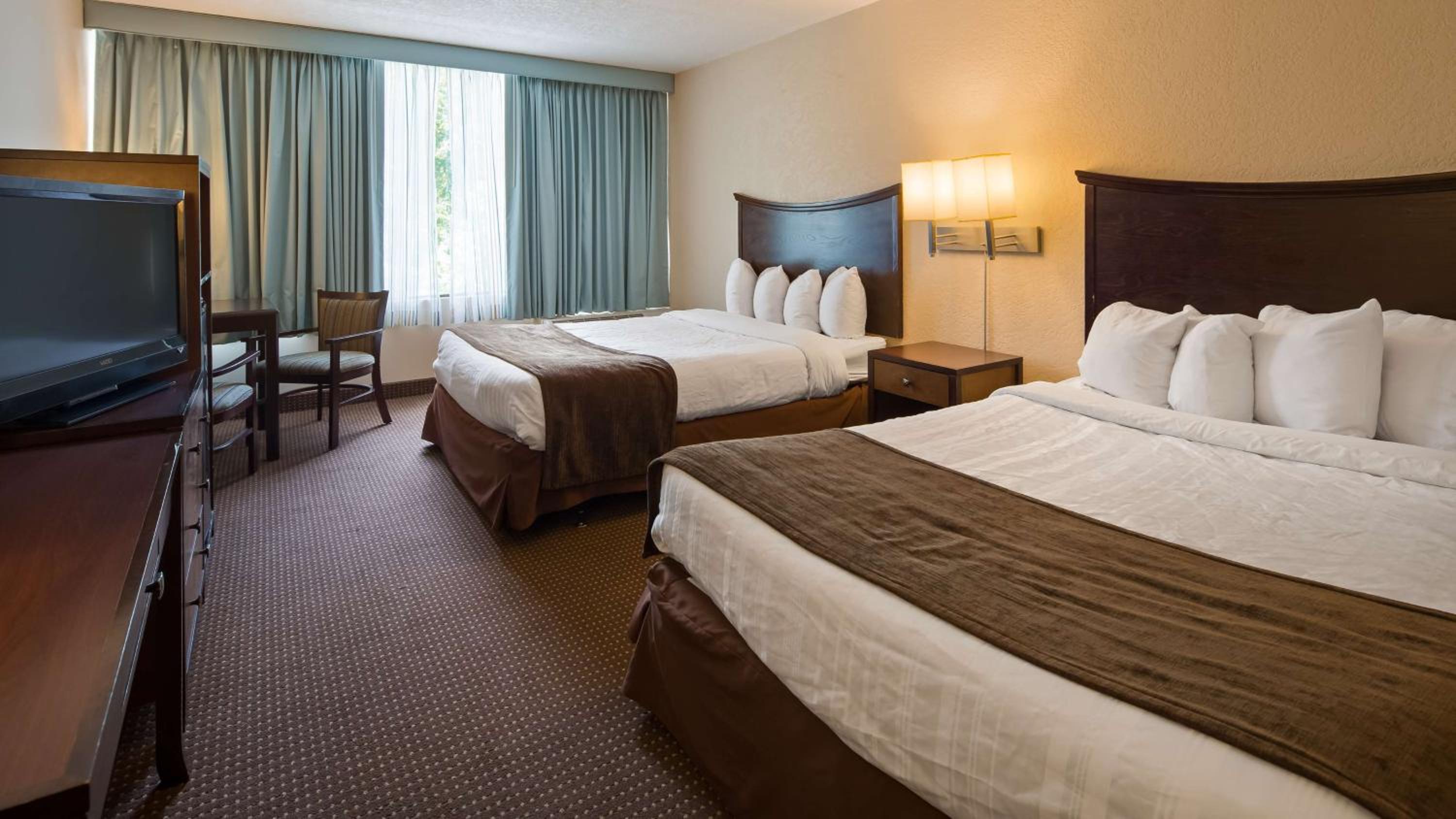 Queen Room with Two Queen Beds - Non-Smoking - Photo 3