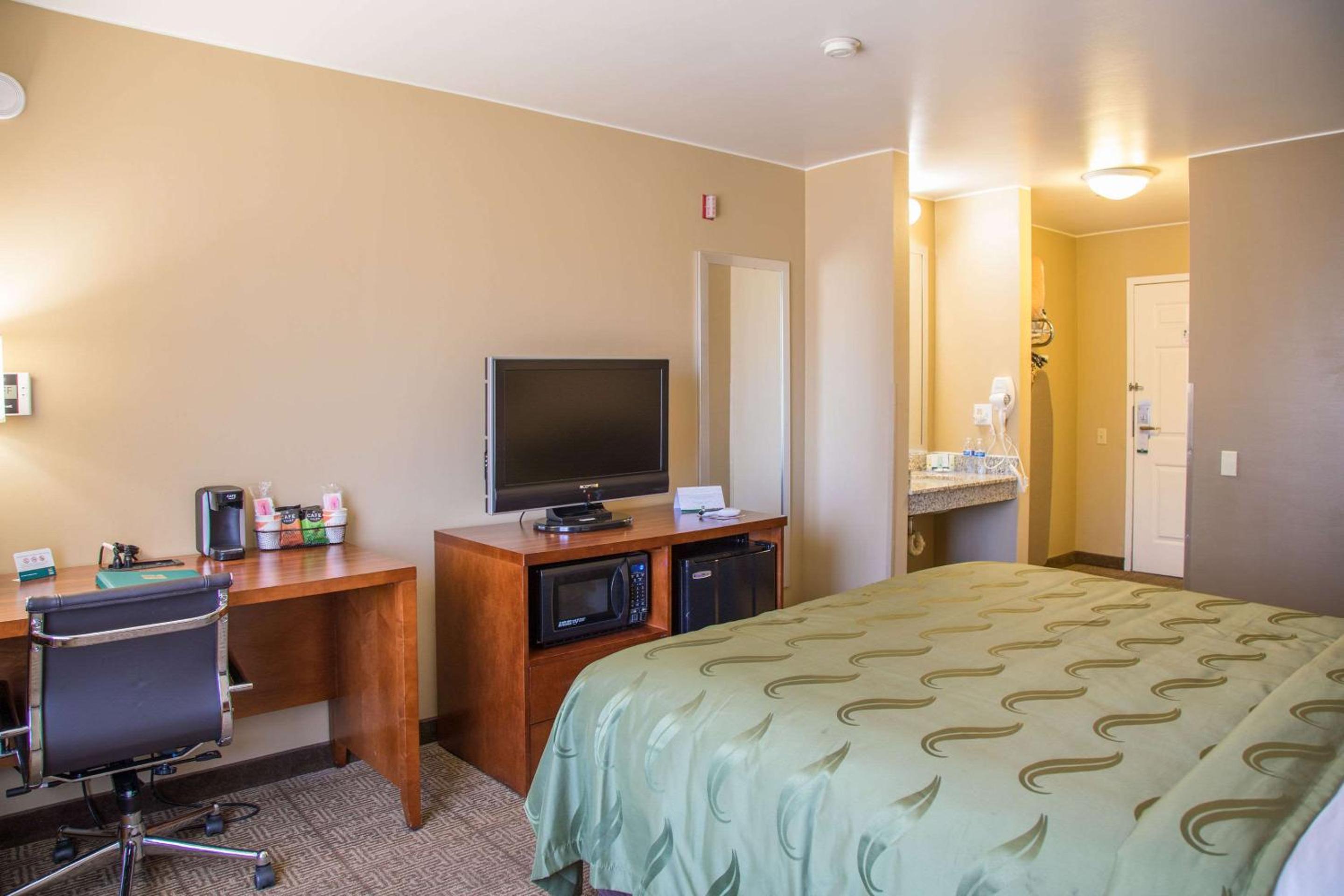King Room - Non-Smoking - Photo 5
