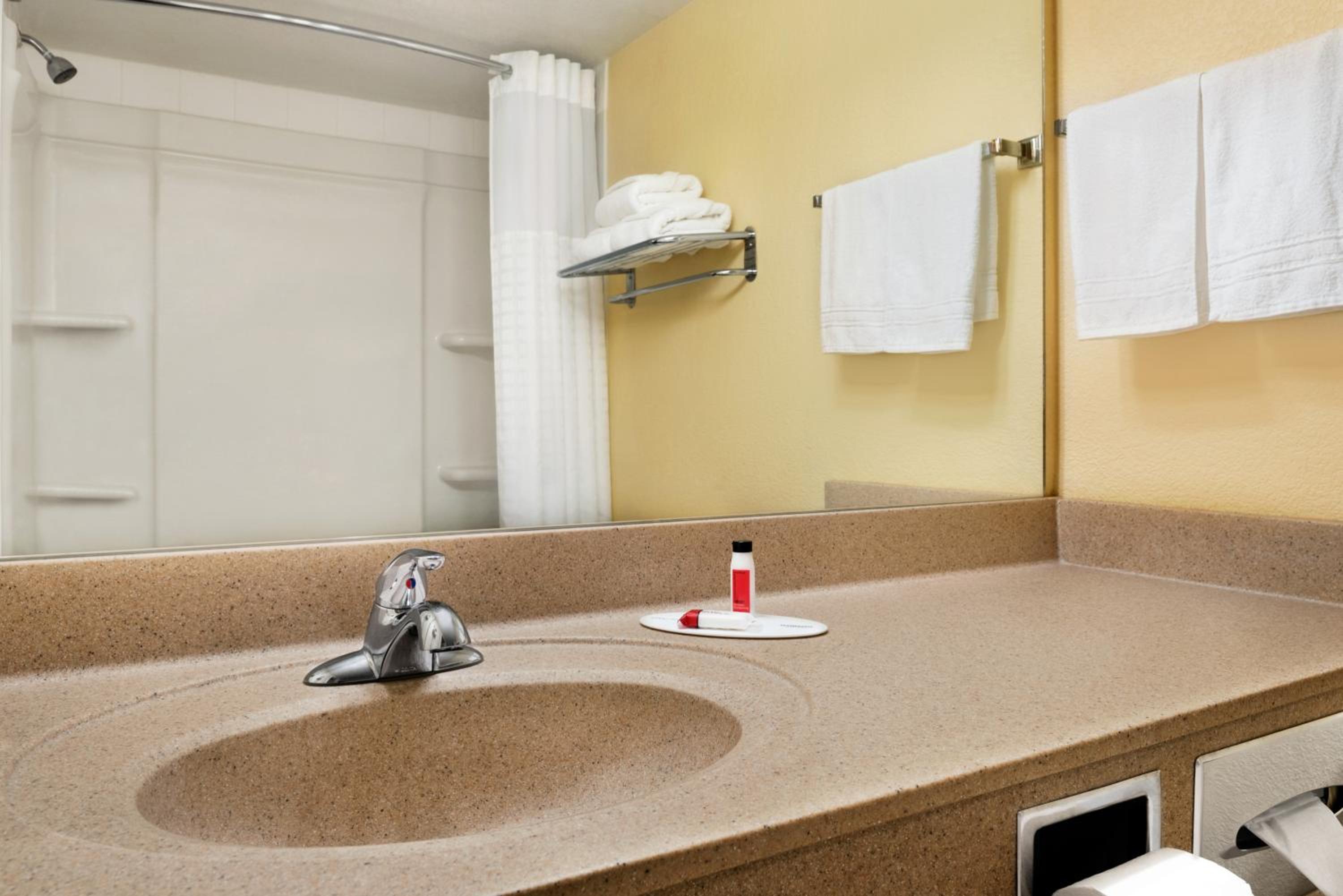 Deluxe King Room - Non-Smoking - Photo 2