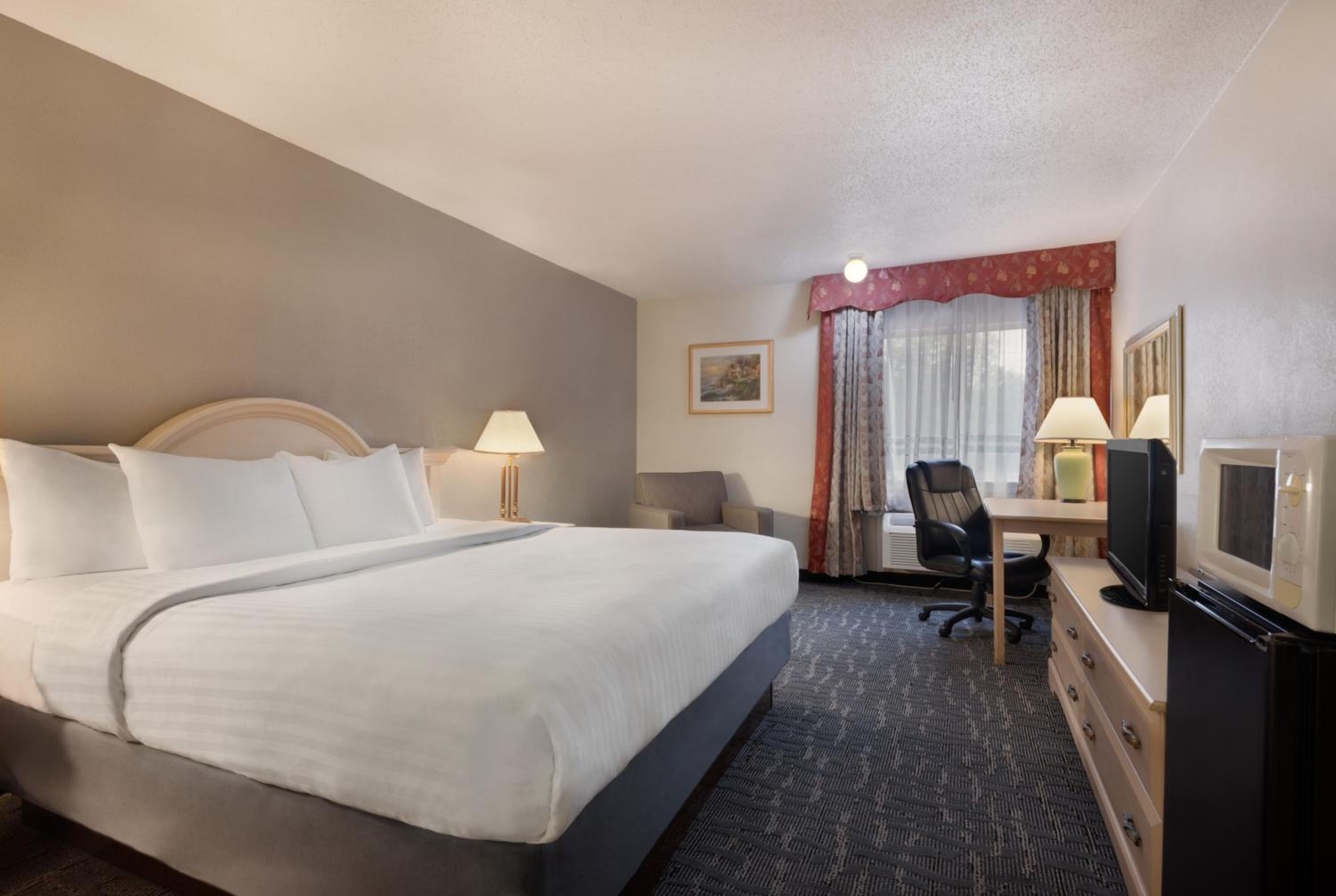 Classic King Room - Non-Smoking  - Photo 1