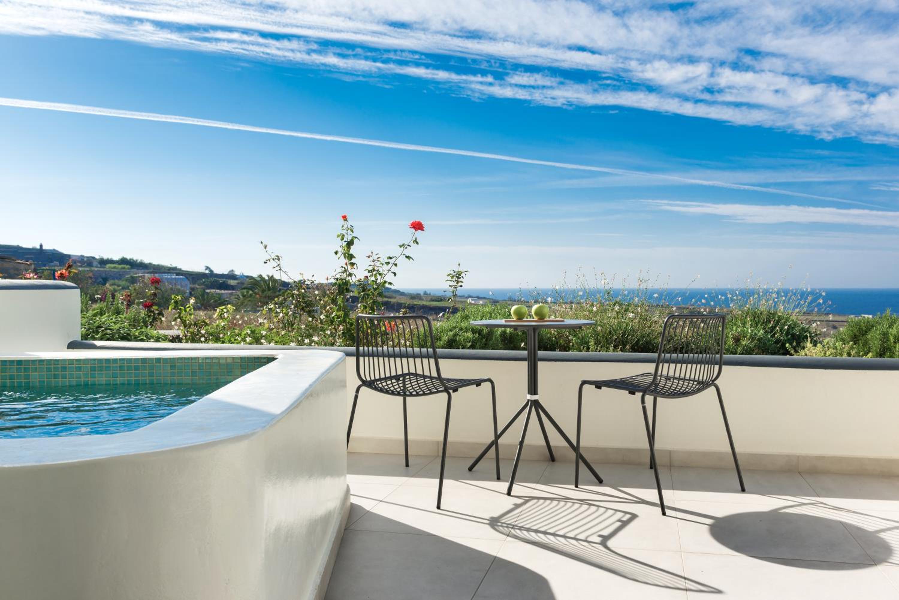Junior Suite with Outdoor Hot Tub and Sea View photo 3