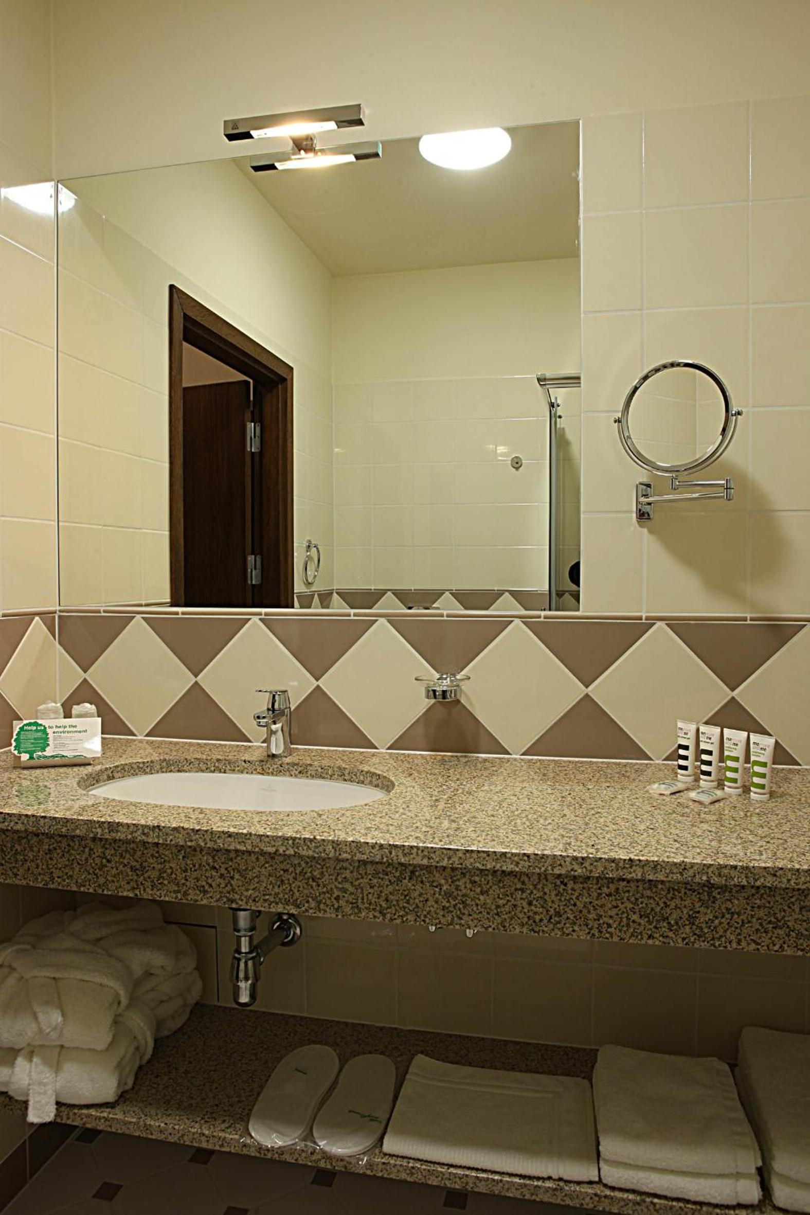 Superior Room with 2 Connecting Zip Beds and Sofa - Photo 7