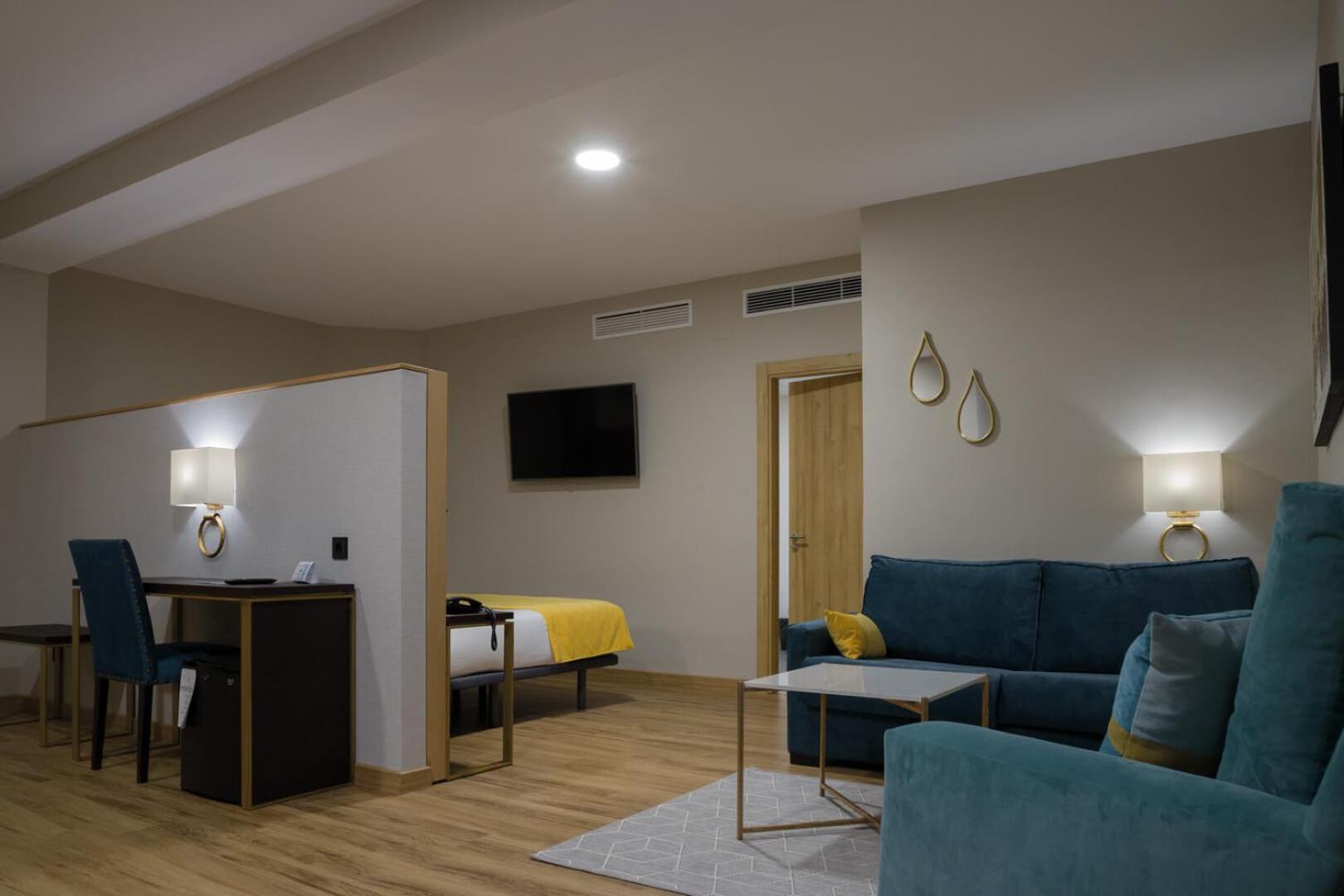 Superior King Room - Photo 15