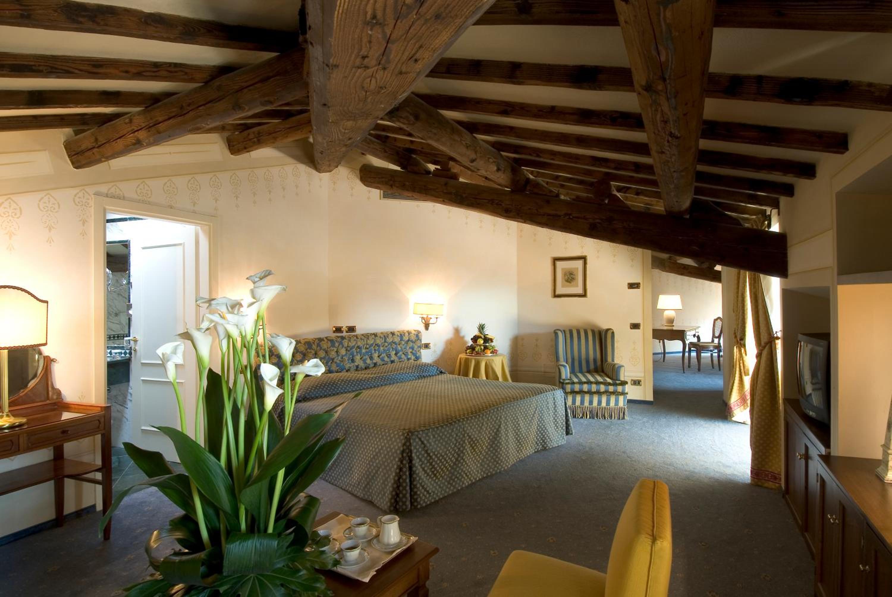 Suite - Photo 3