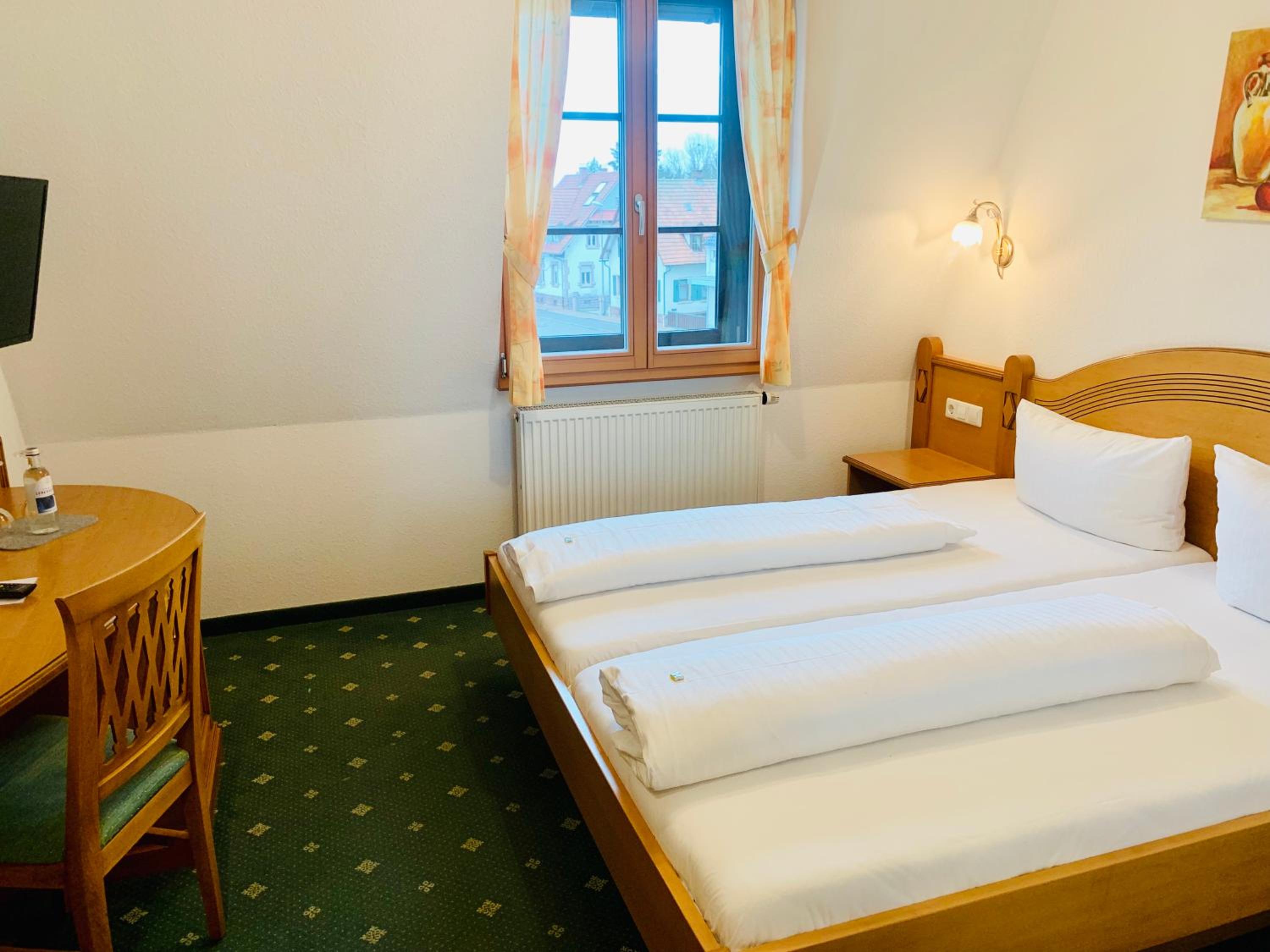 Budget Double Room - Street Side - Photo 3