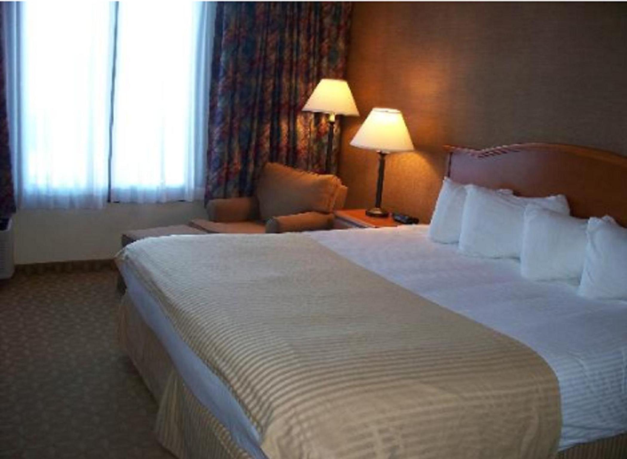 1 King Bed, Non-Smoking - Photo 1