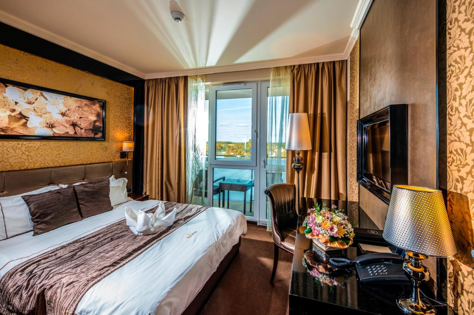 Classic Double Room with Balcony - Photo 8