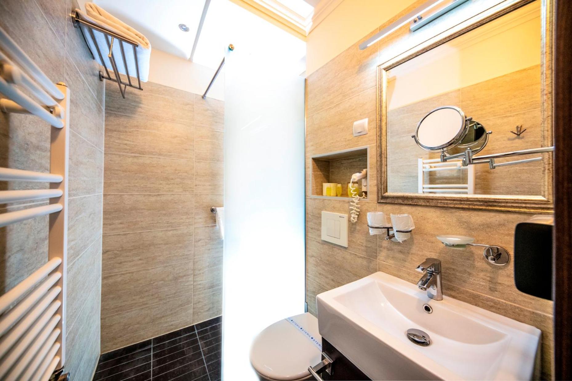Classic Double Room with Balcony - Photo 9