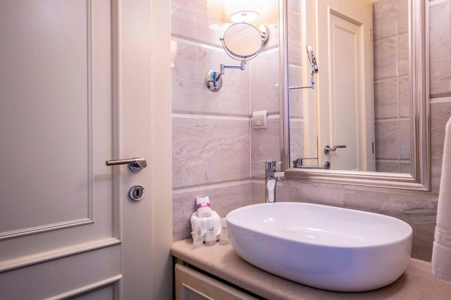 Honeymoon Suite - Photo 9