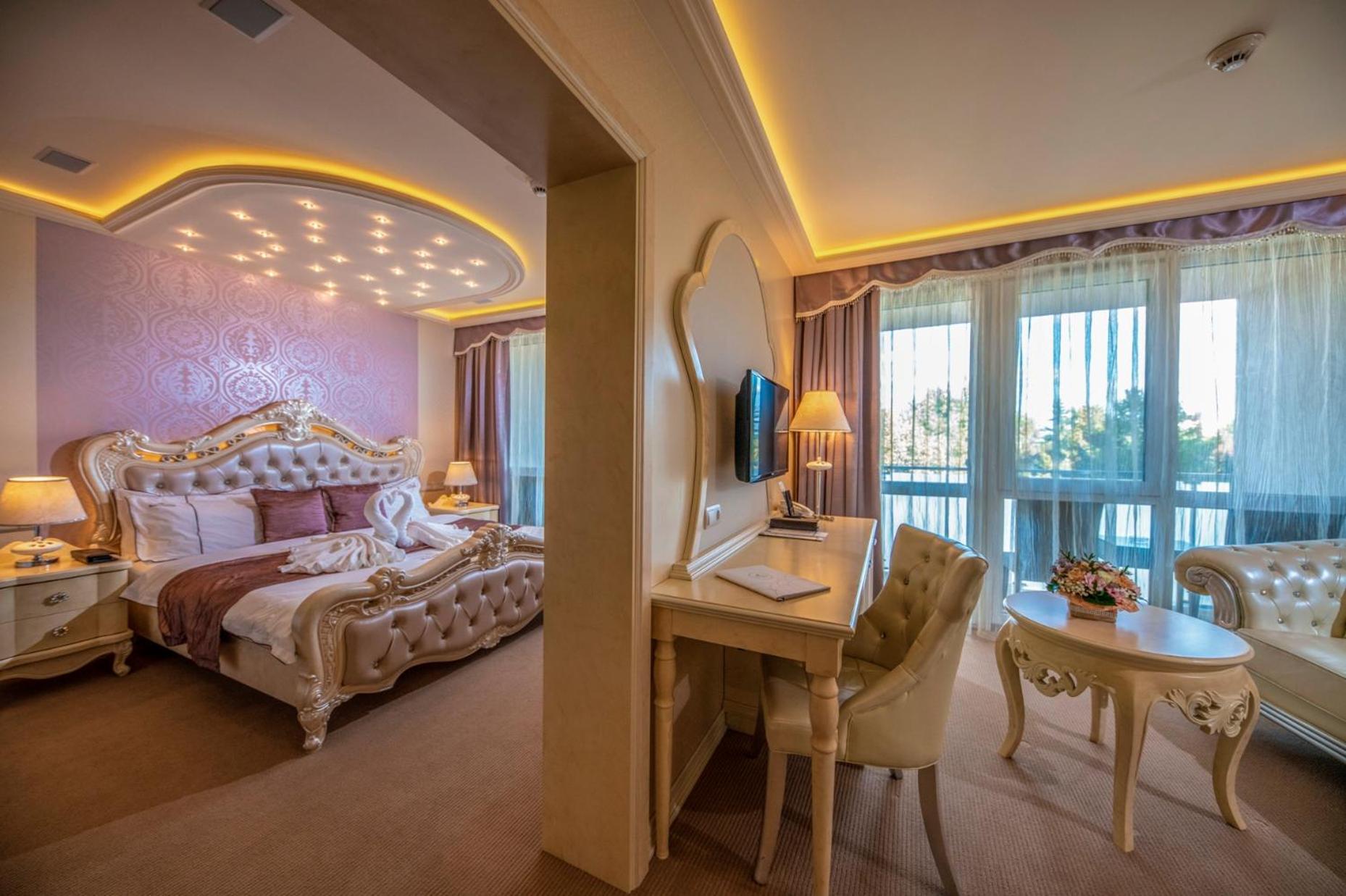 Honeymoon Suite - Photo 6