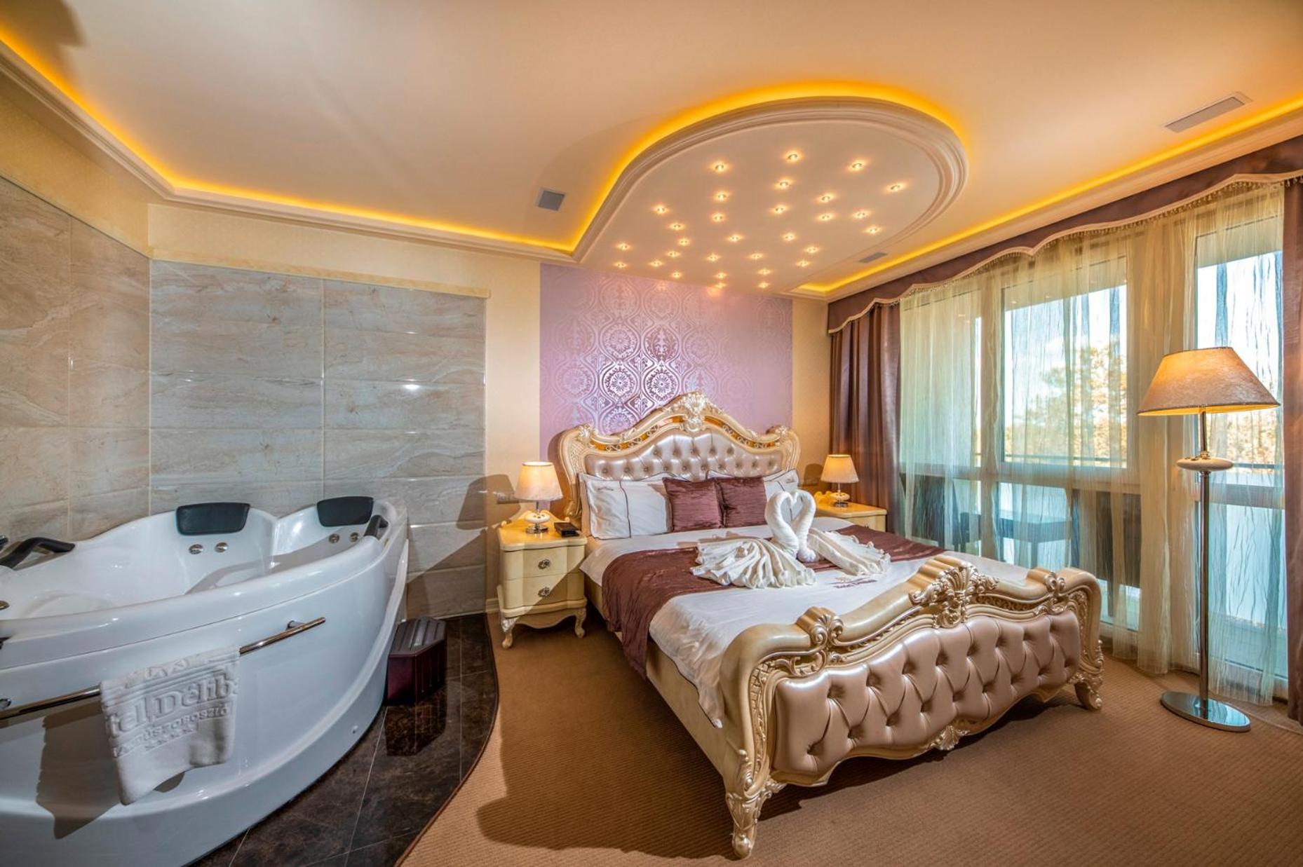 Honeymoon Suite - Photo 8
