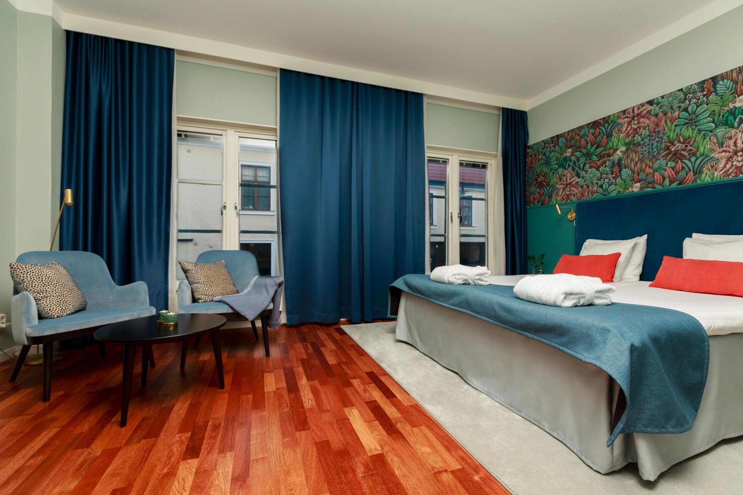 Deluxe King Room - Non-Smoking photo 2