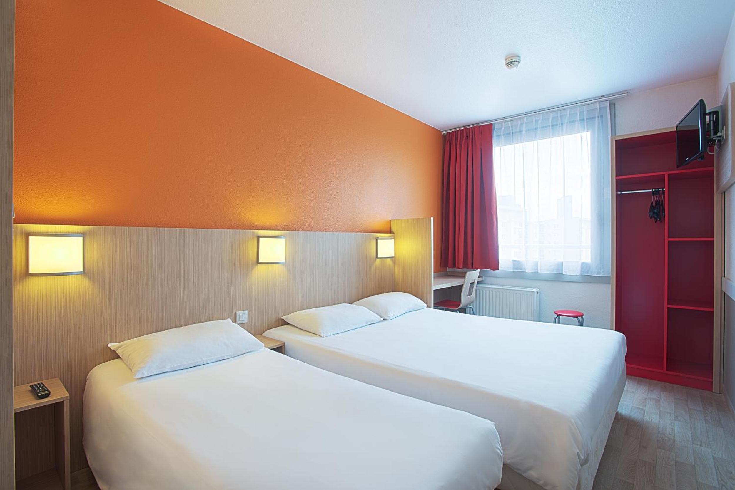 Triple Room (1 Double Bed + 1 Single Bed) photo 2