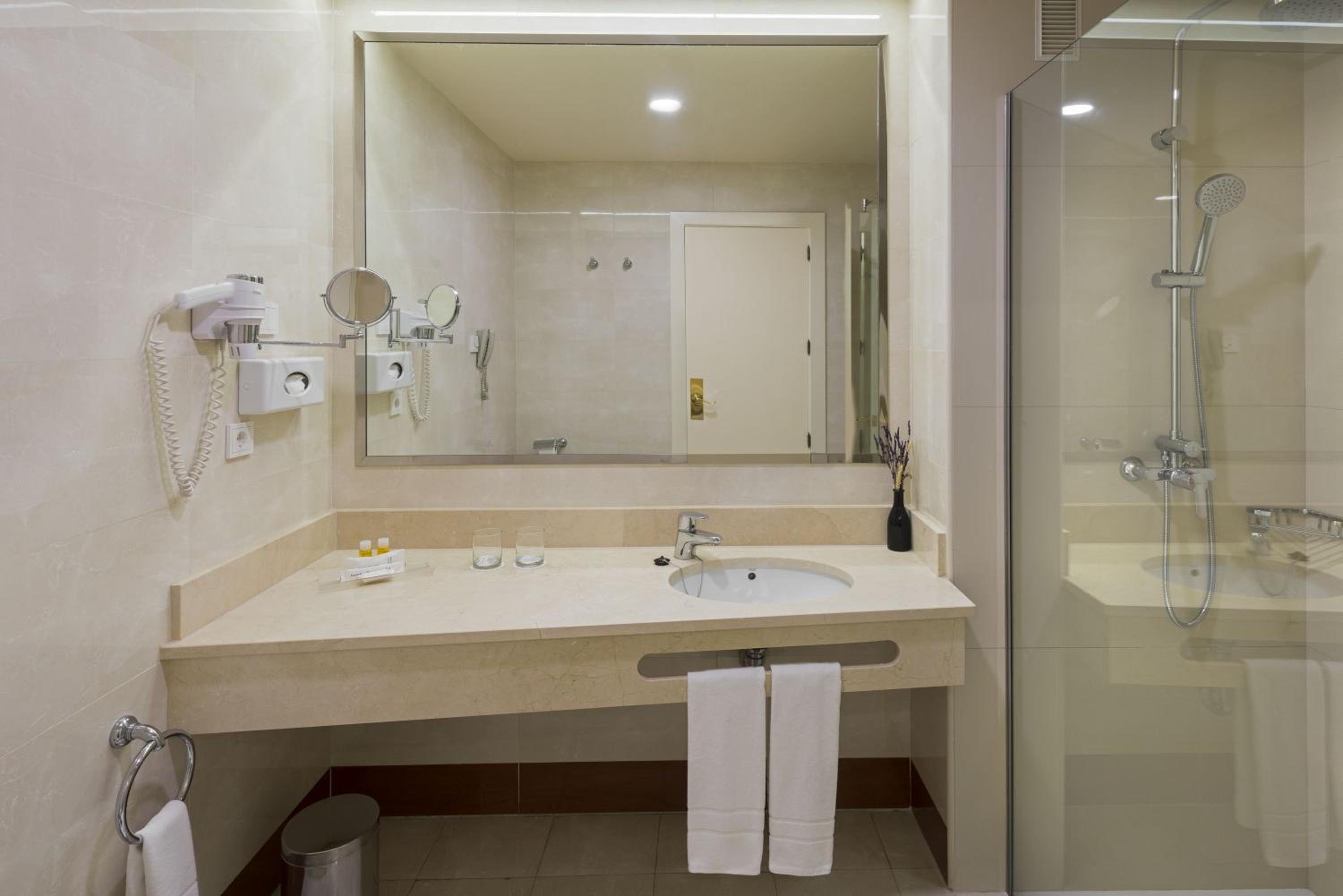 Executive Room - Photo 5