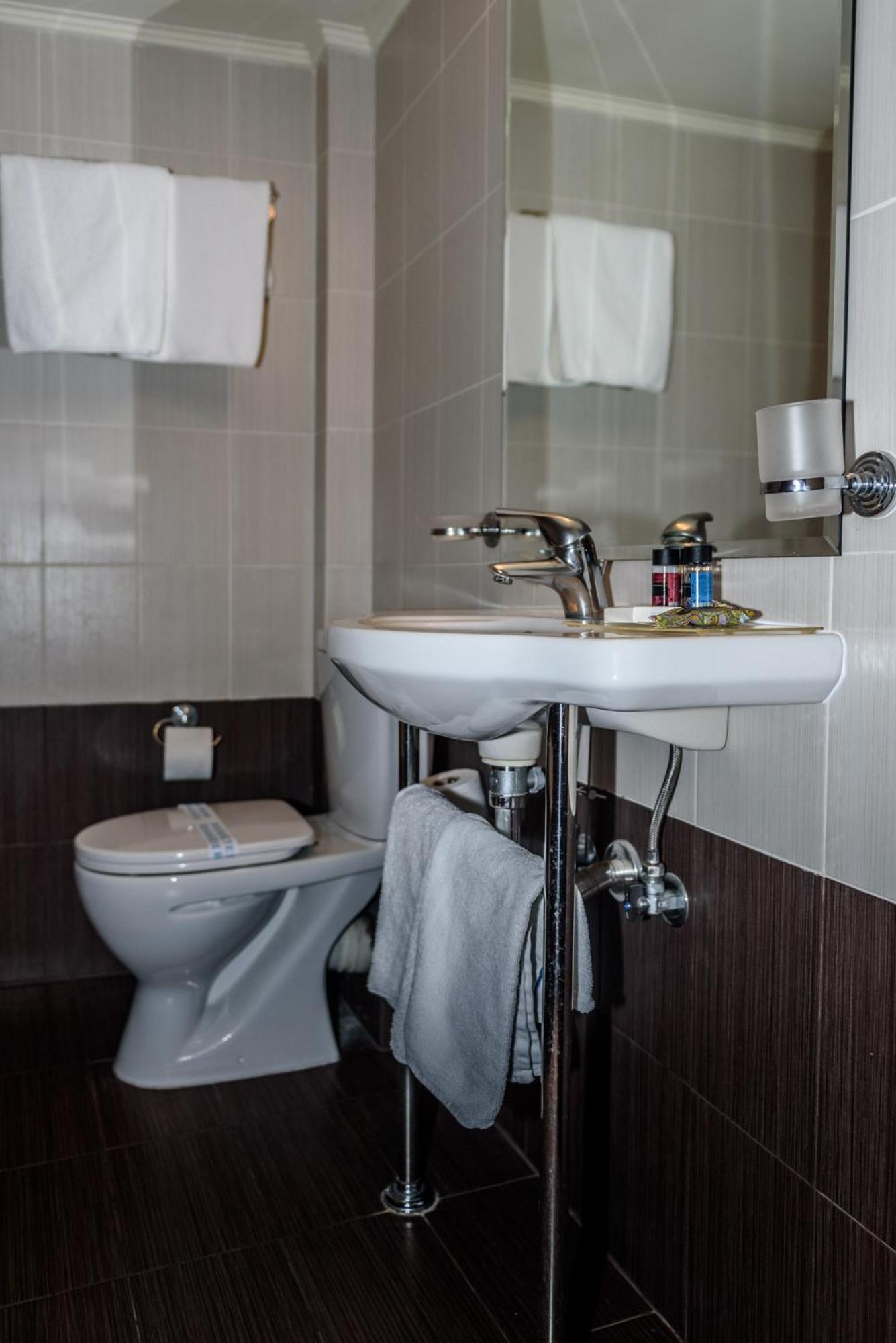 Standard Double or Twin Room without Balcony and City View - Photo 3