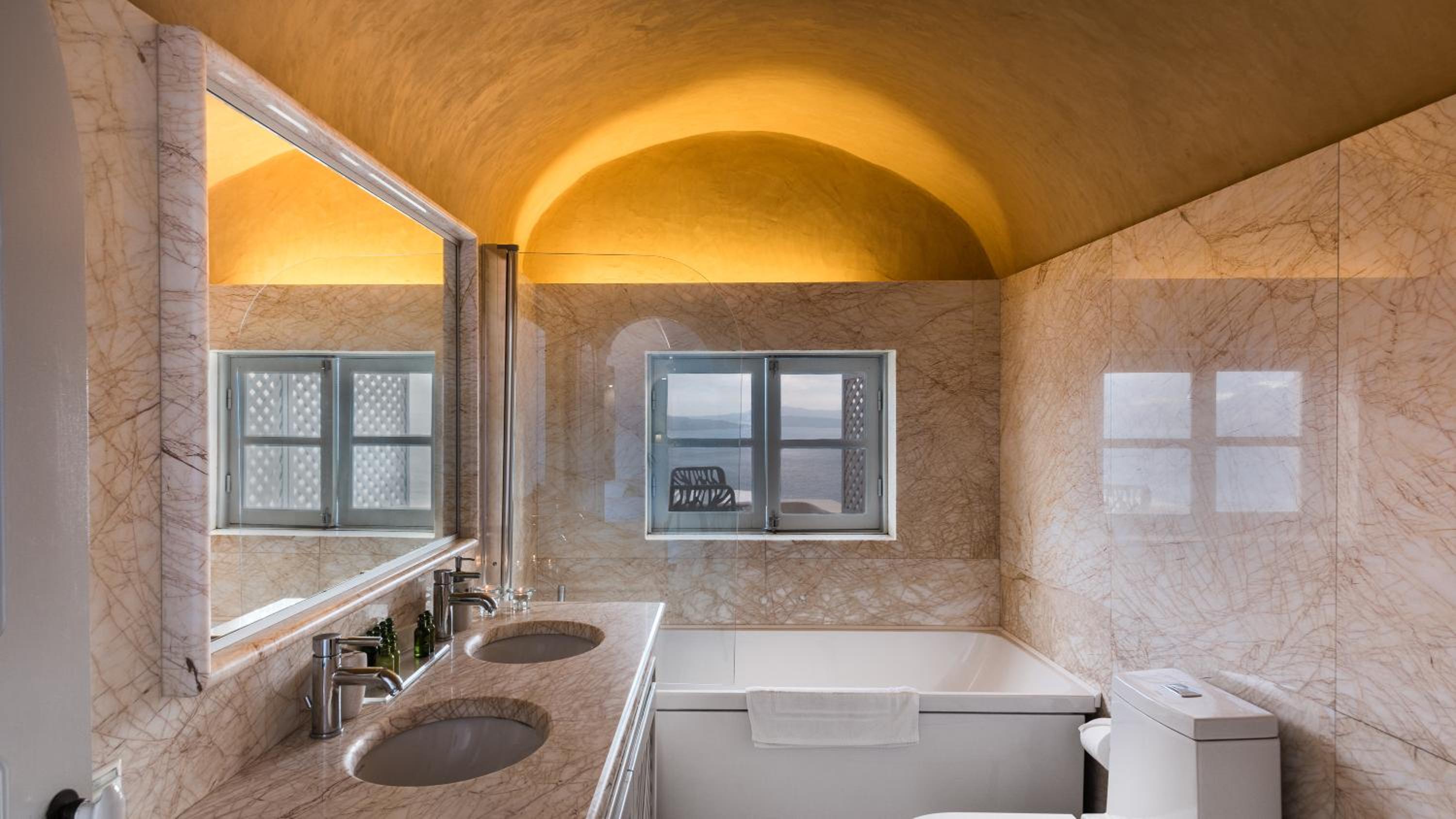 Honeymoon Suite with Private Outdoor Hot Tub photo 3