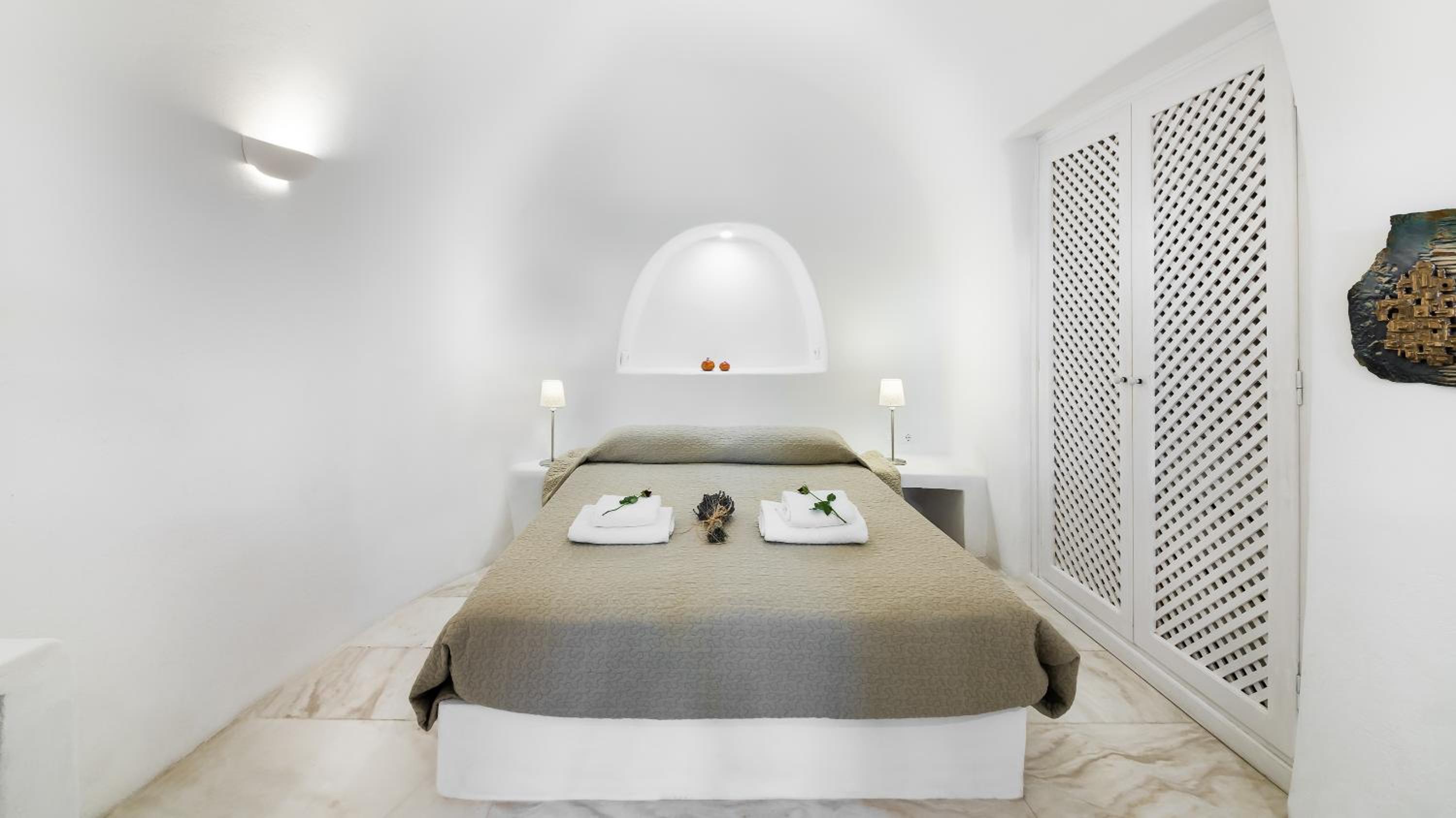 Honeymoon Suite with Private Outdoor Hot Tub 