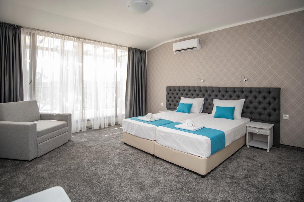 Deluxe Double Room with Balcony and Side Sea View (2 Adults + 1 Child) photo 1