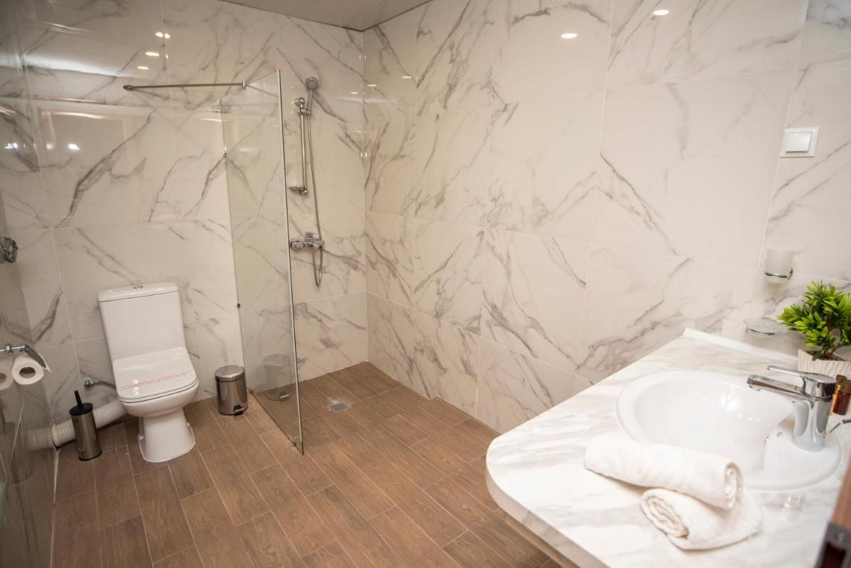 Deluxe Double Room with Balcony and Side Sea View (2 Adults + 1 Child) photo 3