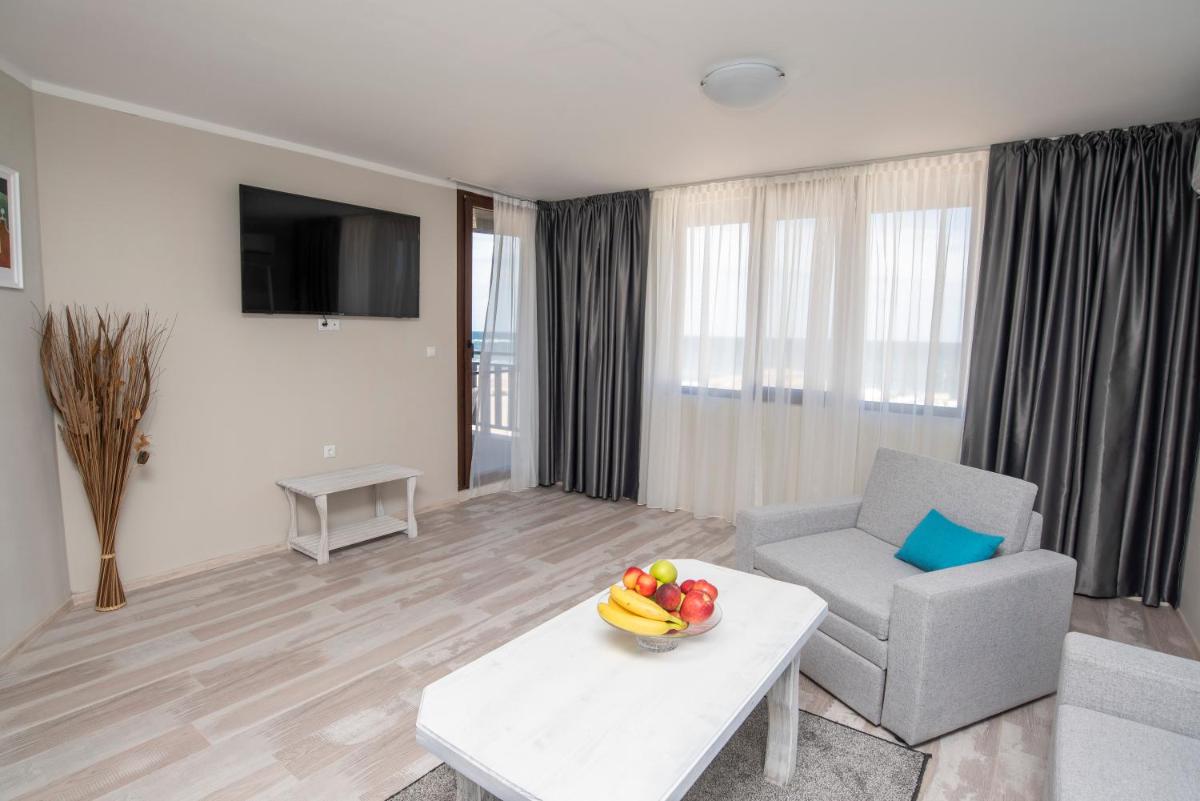Apartment with Pool View  photo 3