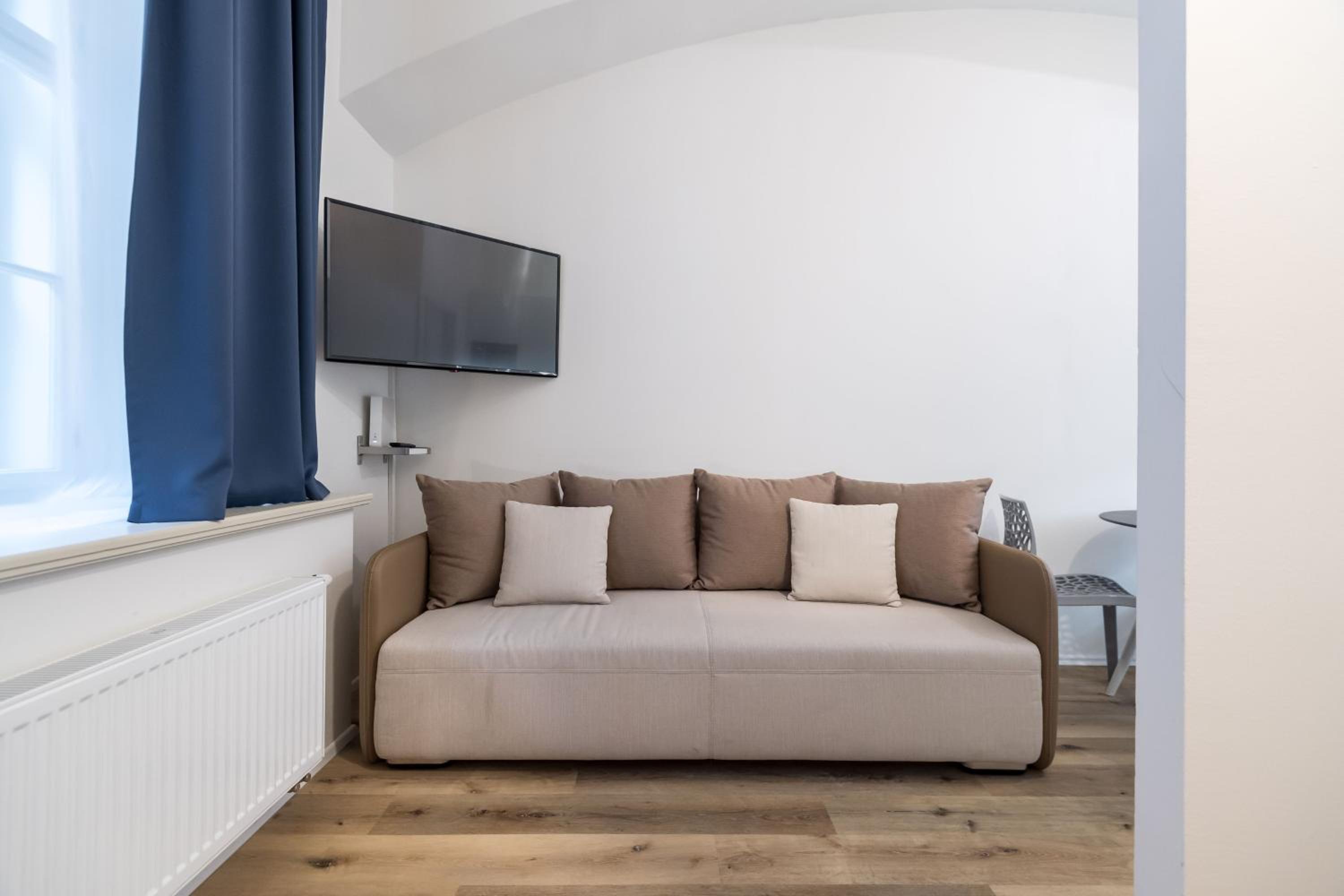 Superior Apartment thumbnail 5