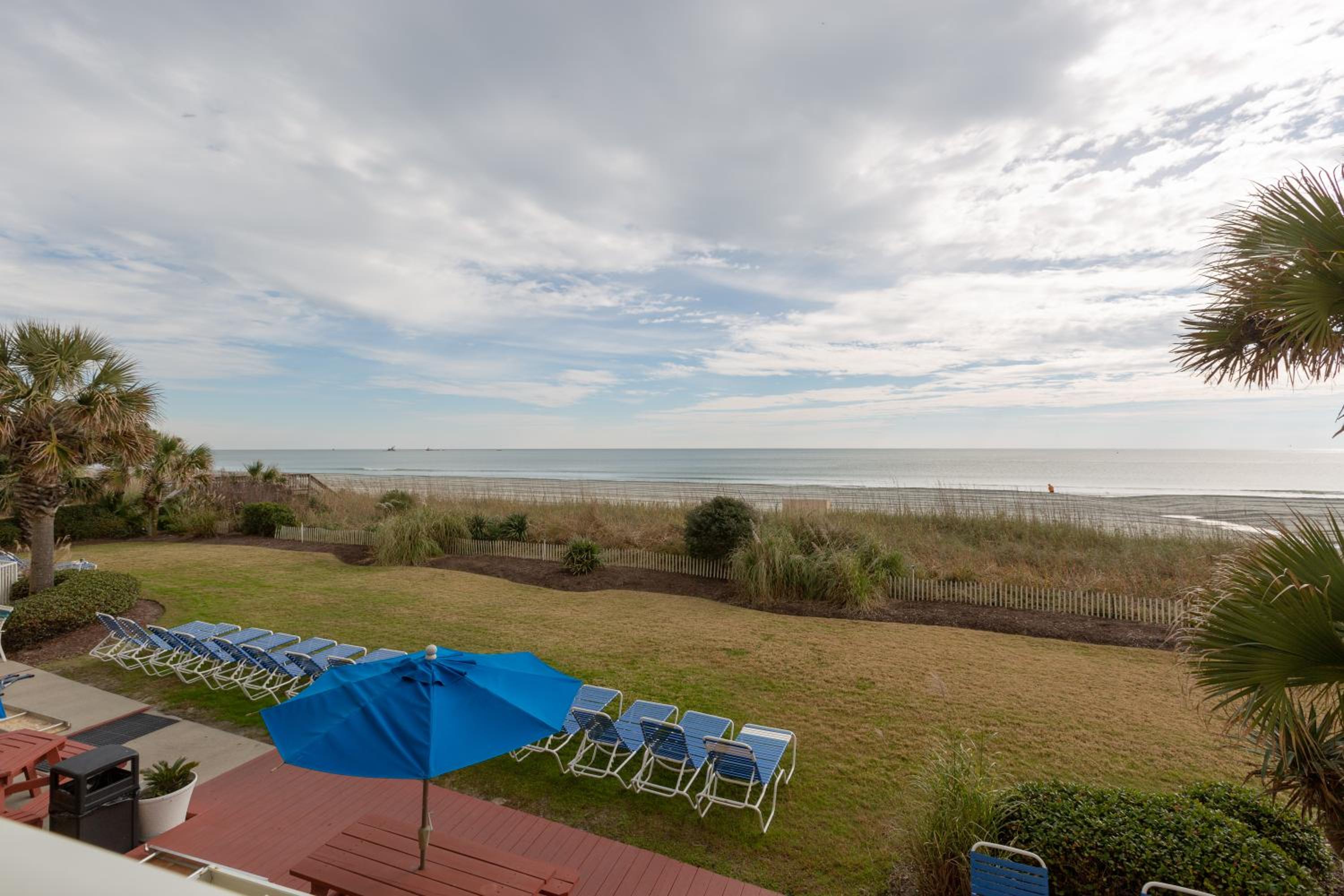 Queen Studio with Sofa Bed - Ocean Front photo 2