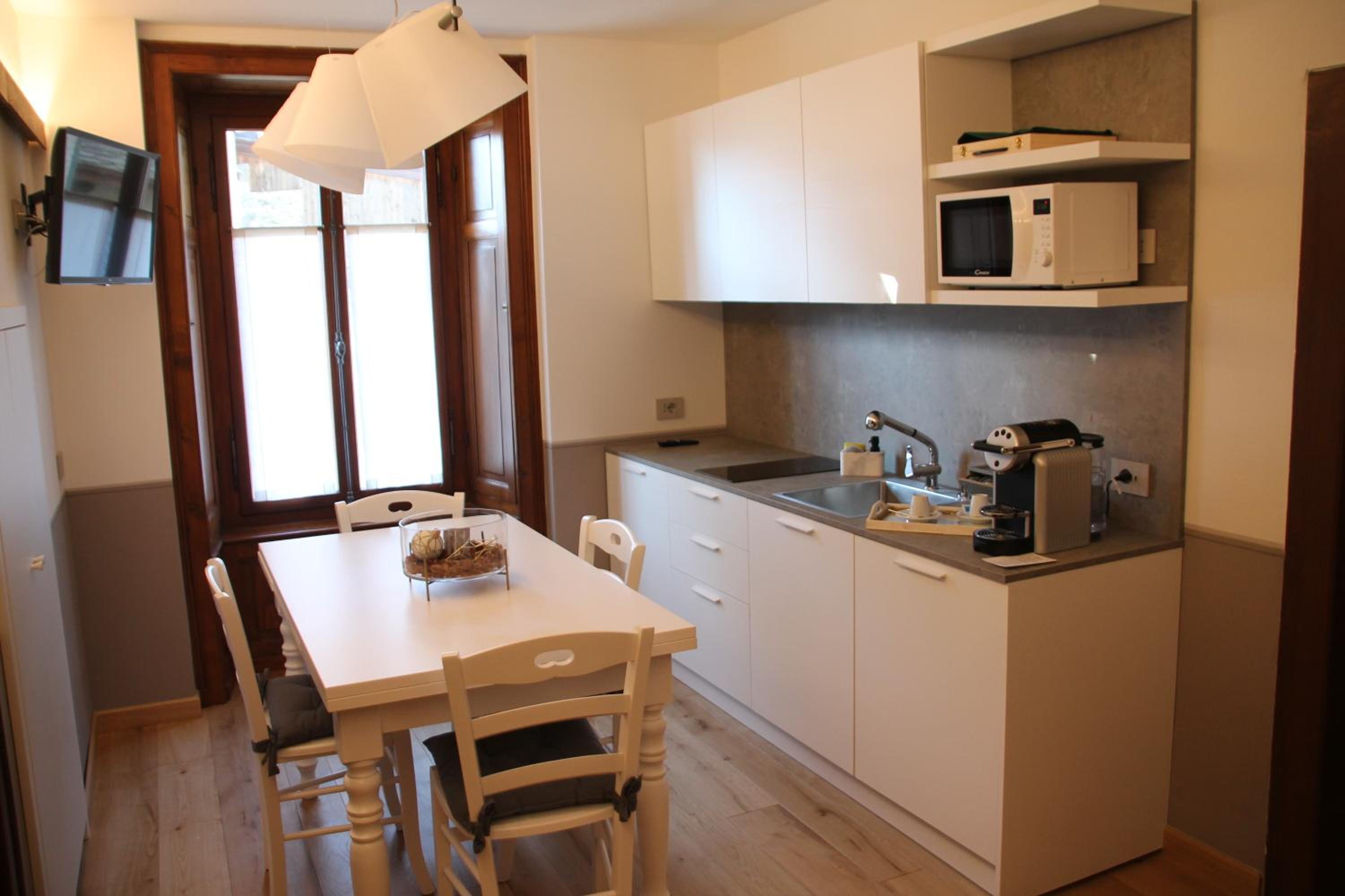 One-Bedroom Apartment - Photo 3