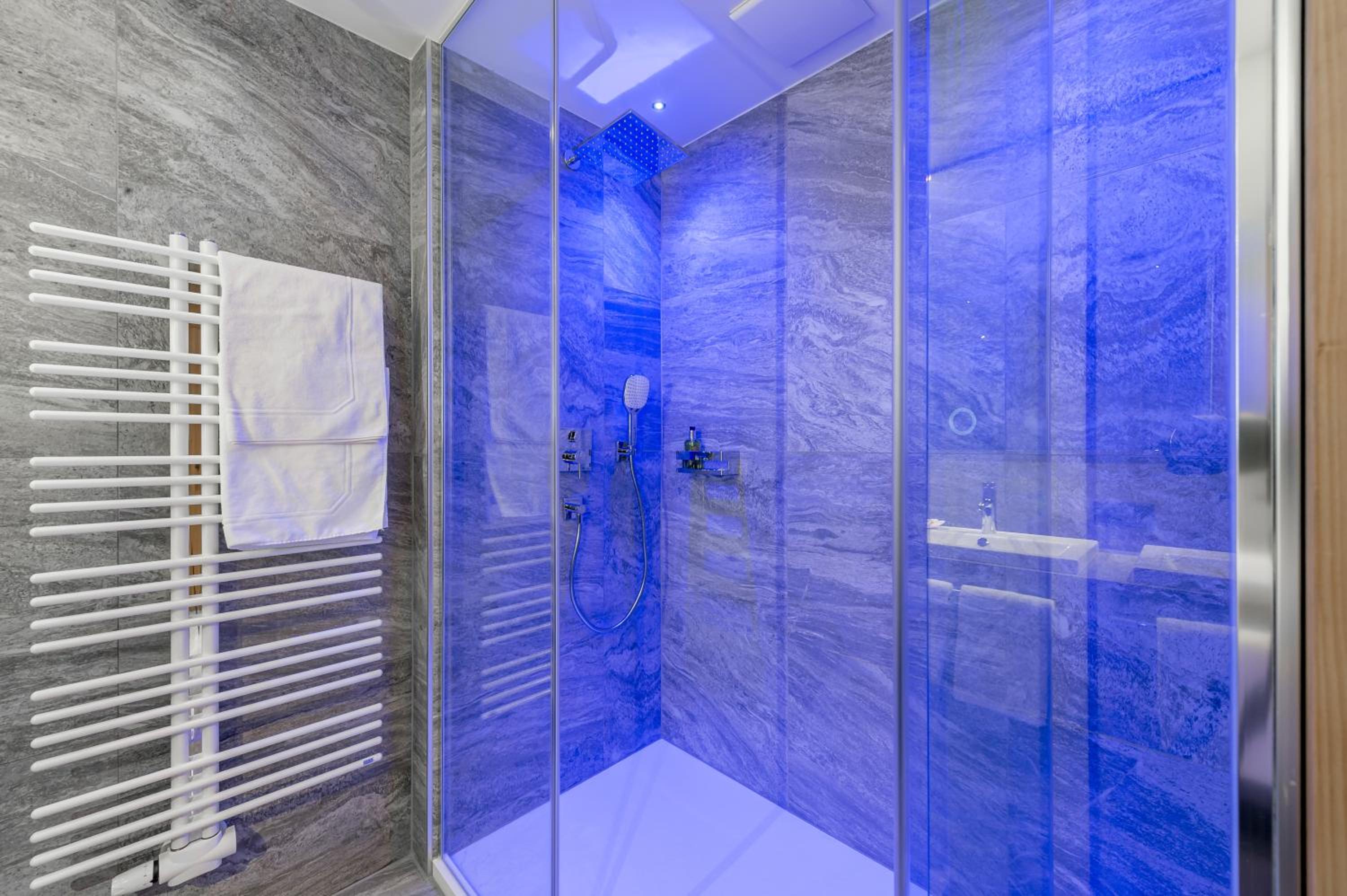 Suite - Photo 5