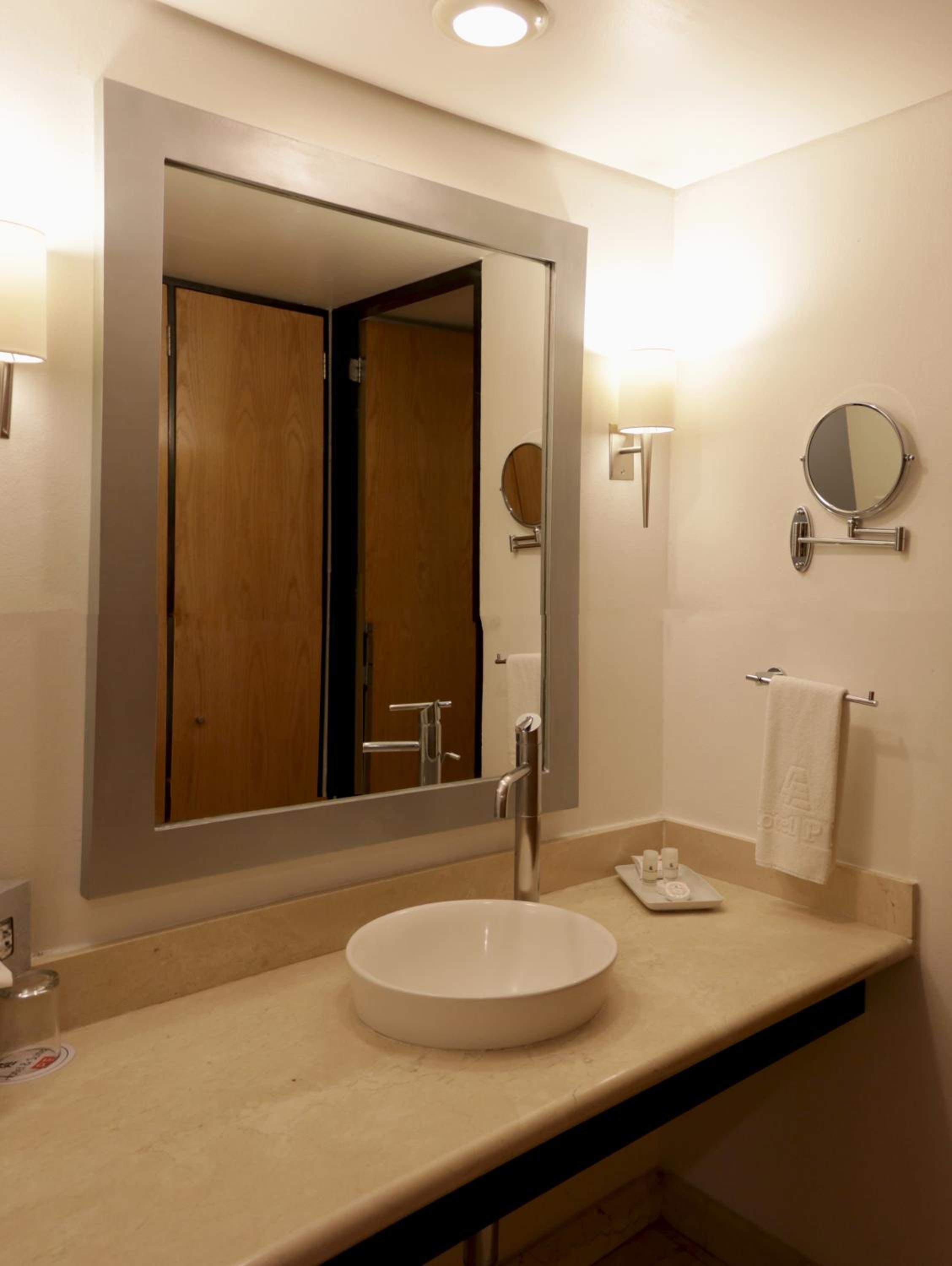 Executive Suite with 1 Kingsize Bed - Photo 11