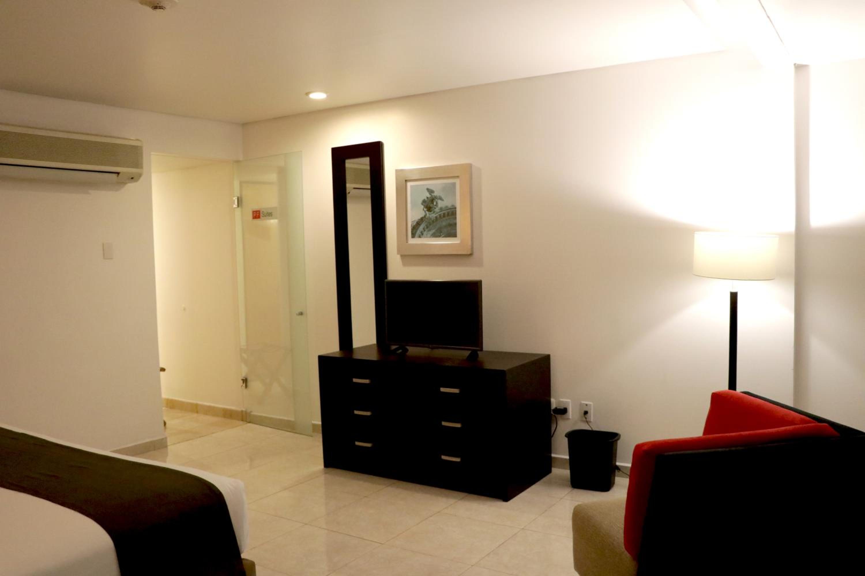 Deluxe King Room - Photo 5