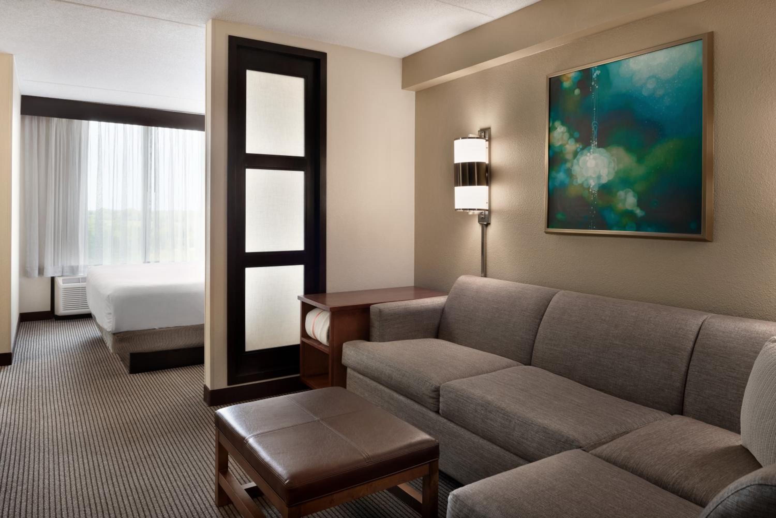 King Room with Sofa Bed - Photo 8