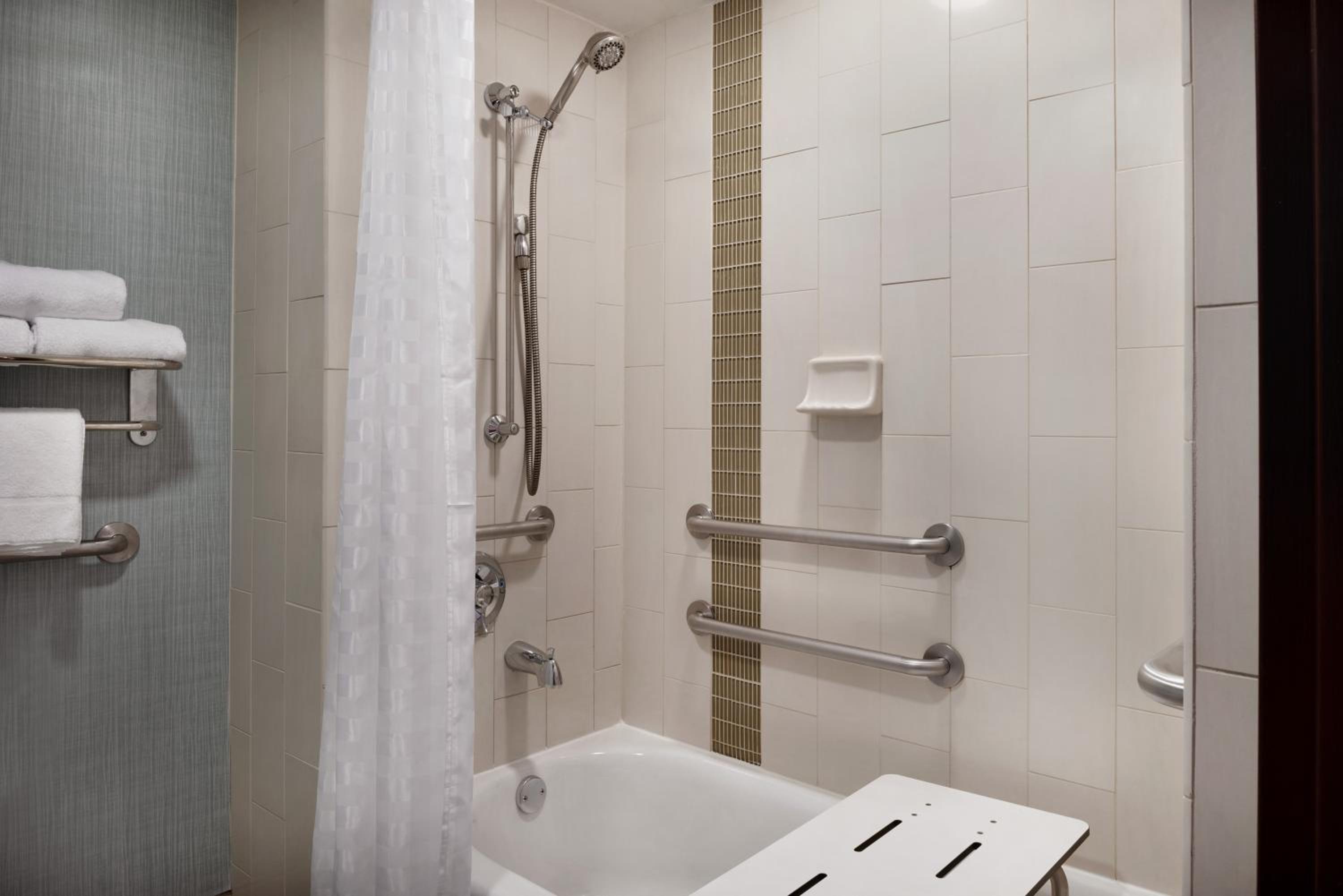 King Room with Sofa Bed and Accessible Tub - Disability Access - Photo 3