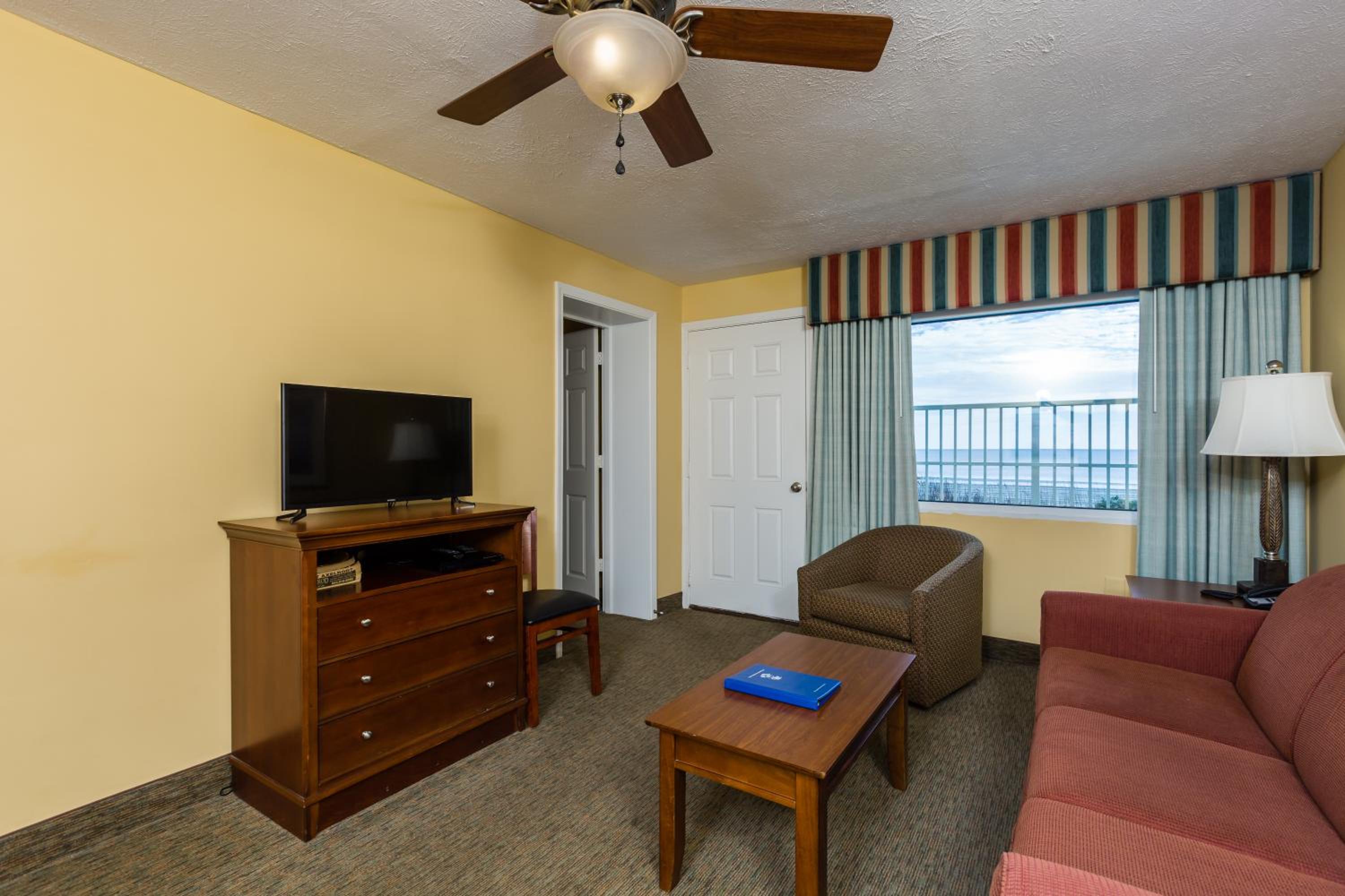 One-Bedroom Suite - Ocean Front  photo 3