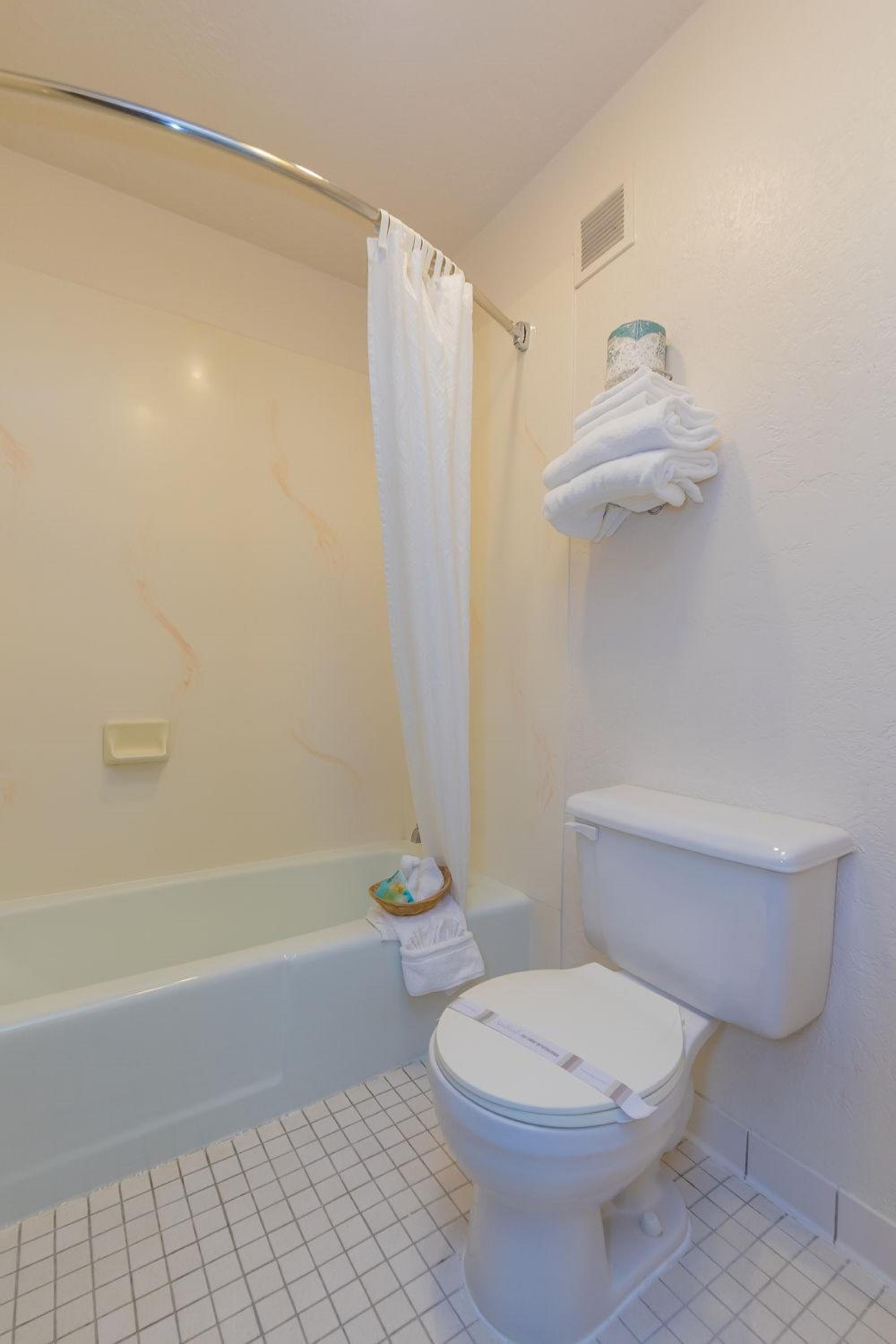 2 Queen Beds Smoking Pet Friendly photo 2