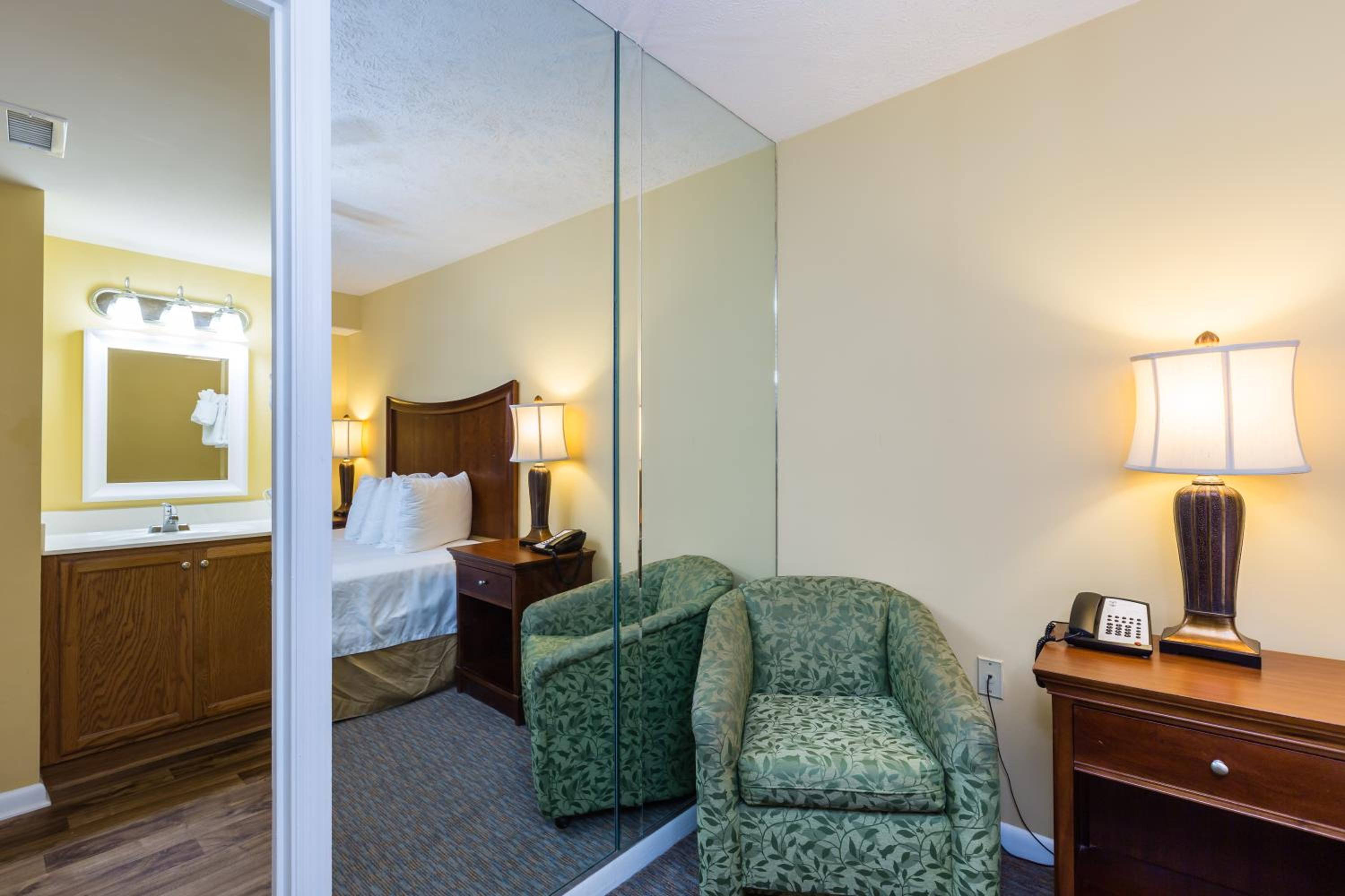 Two-Bedroom Suite - Ocean Front photo 2