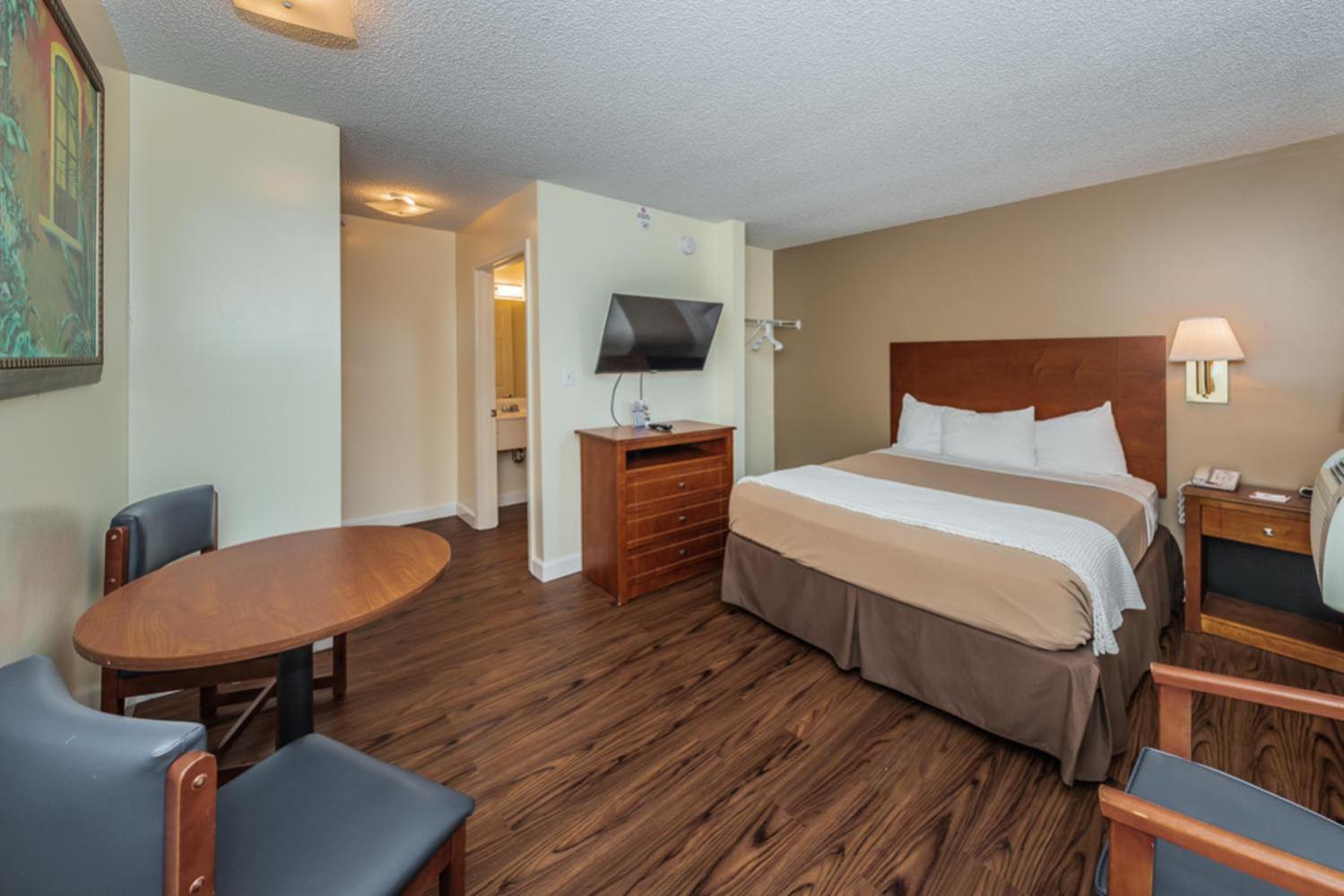 Upgraded Single Non-Smoking, Kitchenette - Photo 6