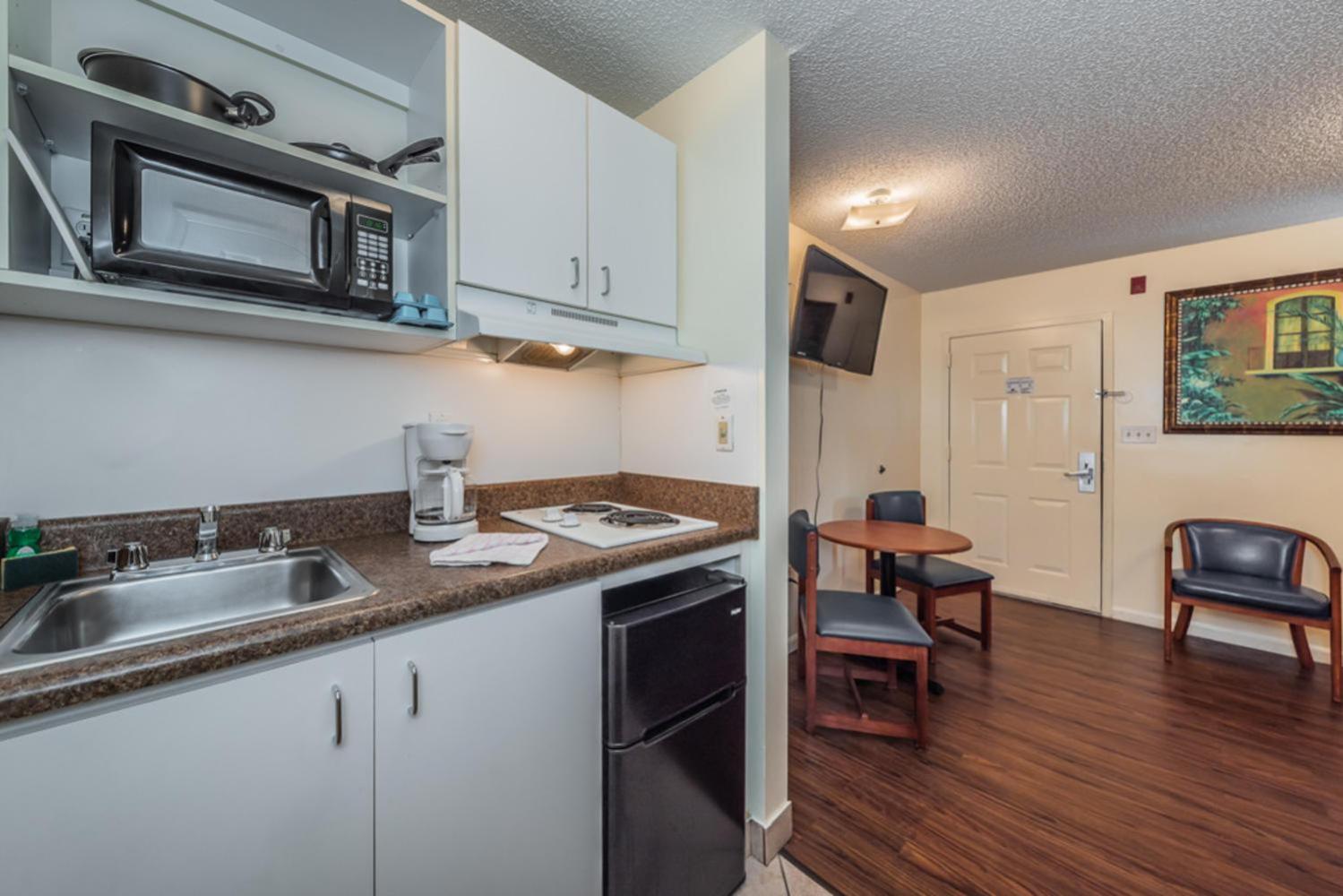 Upgraded Queen Non-Smoking, Kitchenette photo 3