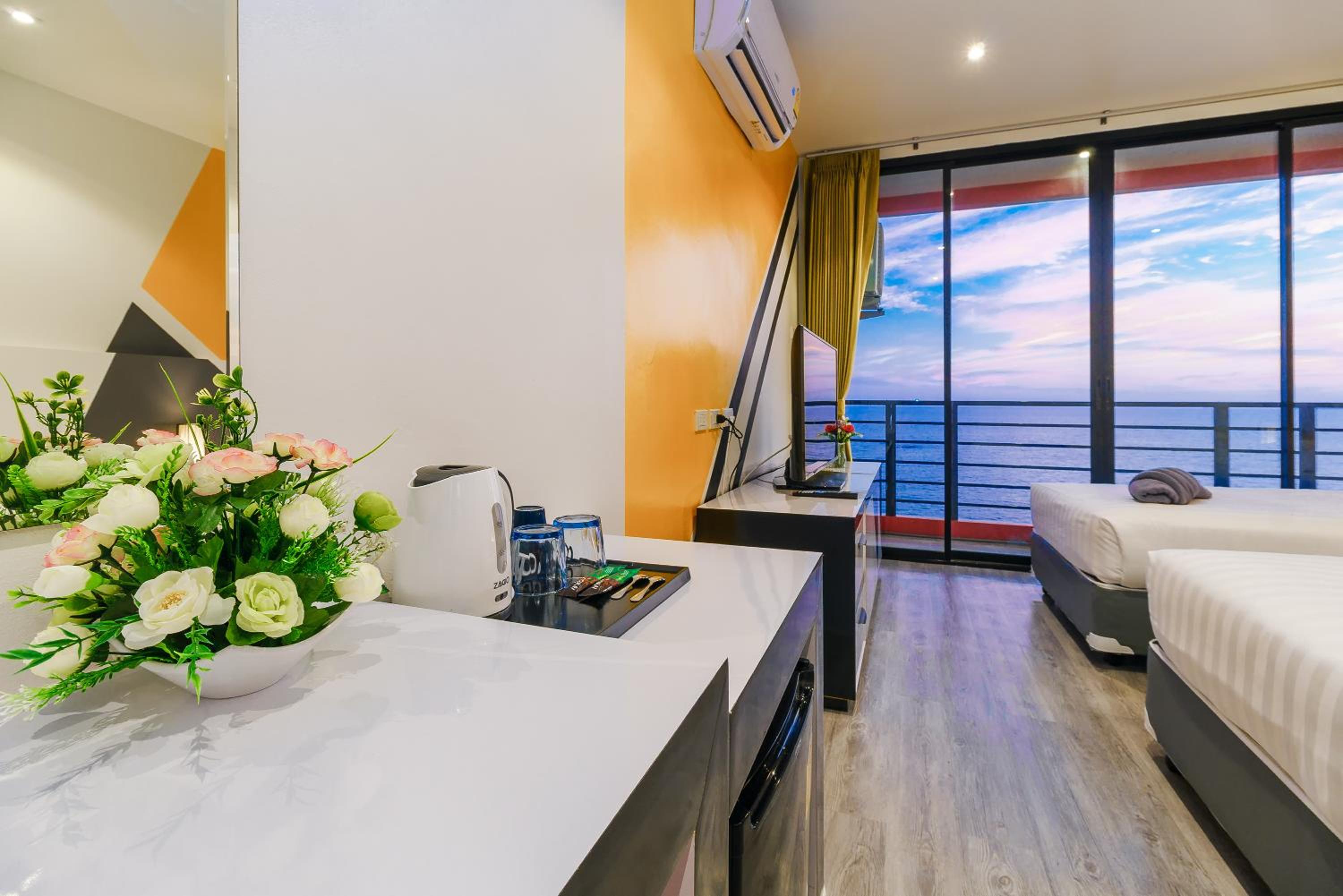 Standard Twin Room with Sea View photo 2
