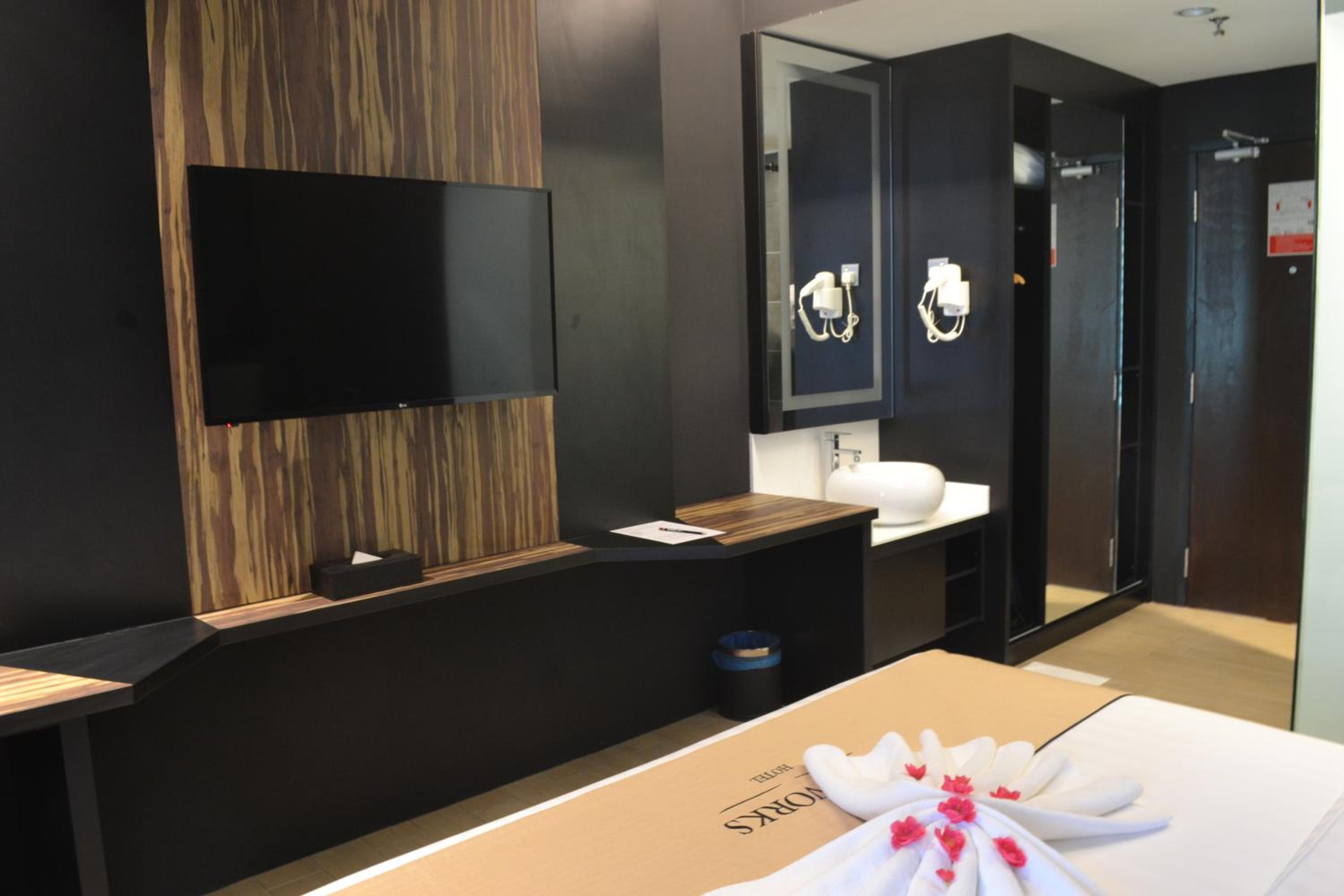 Deluxe King Room with Window